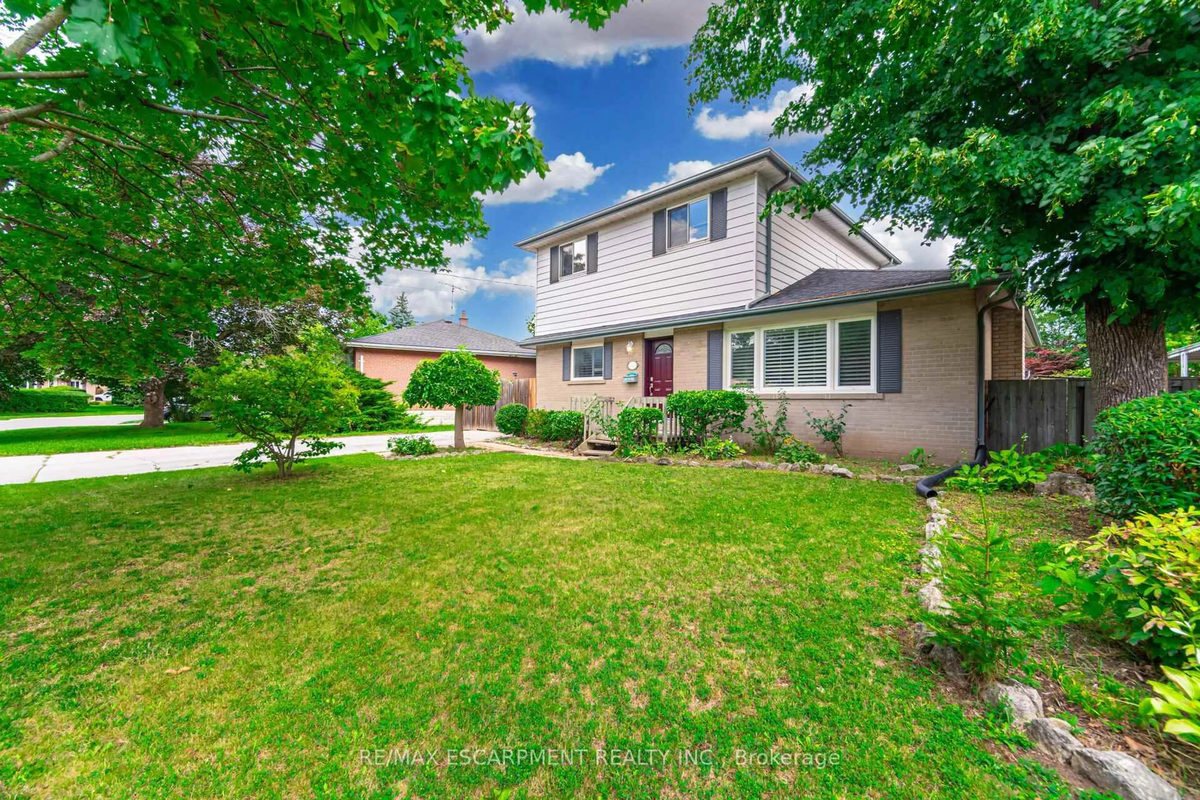 A pic from outside/outdoor area/front of a property/back of a property/a pic from drone, street for 96 Anne Blvd, Milton Ontario L9T 1A3