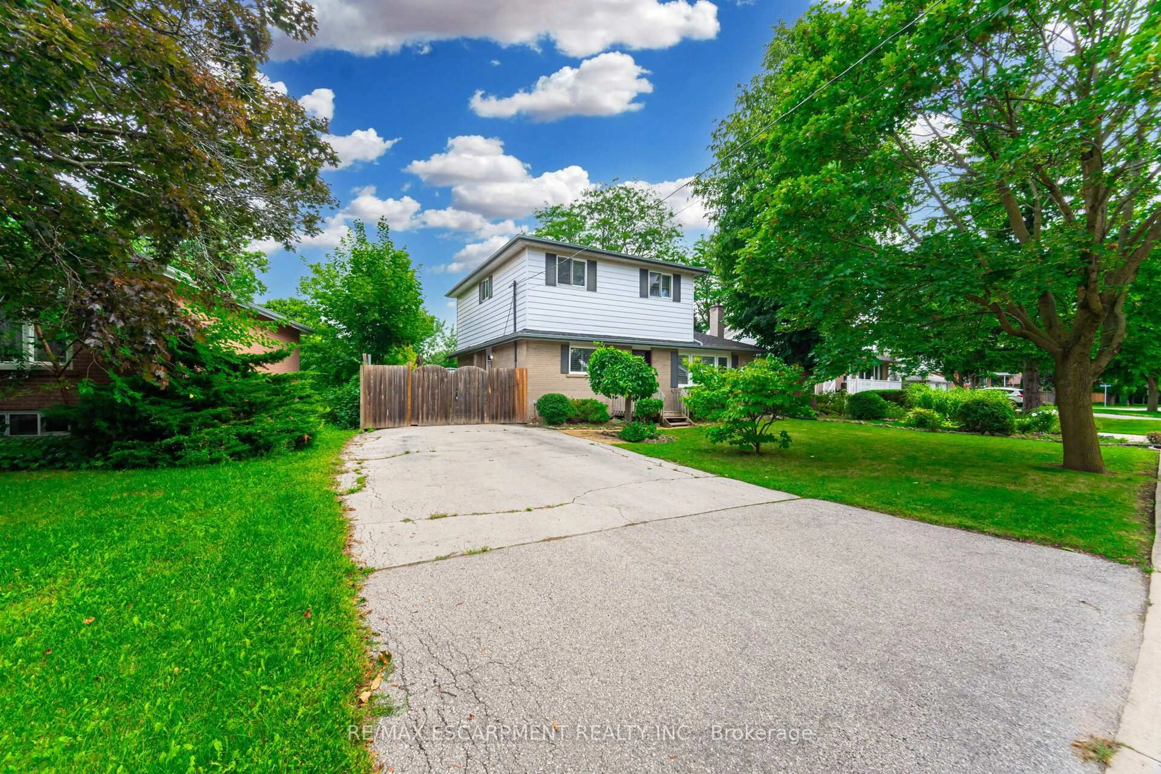 A pic from outside/outdoor area/front of a property/back of a property/a pic from drone, street for 96 Anne Blvd, Milton Ontario L9T 1A3