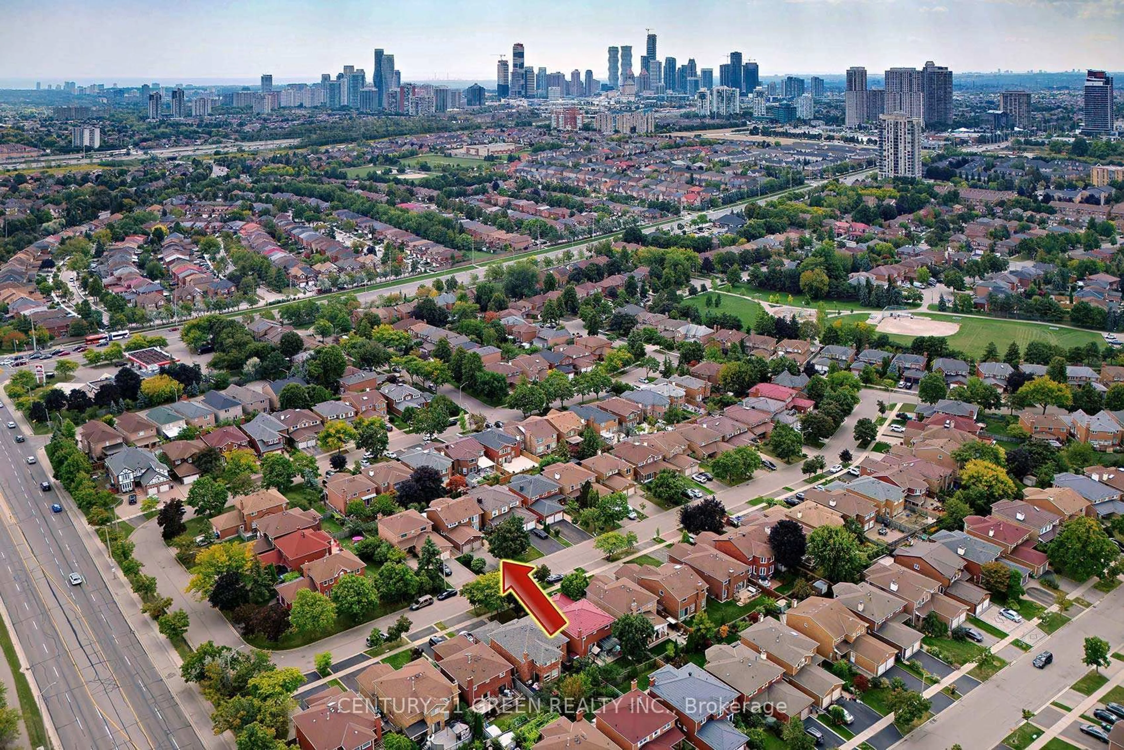 A pic from outside/outdoor area/front of a property/back of a property/a pic from drone, street for 418 Chieftan Circ, Mississauga Ontario L4Z 3A7