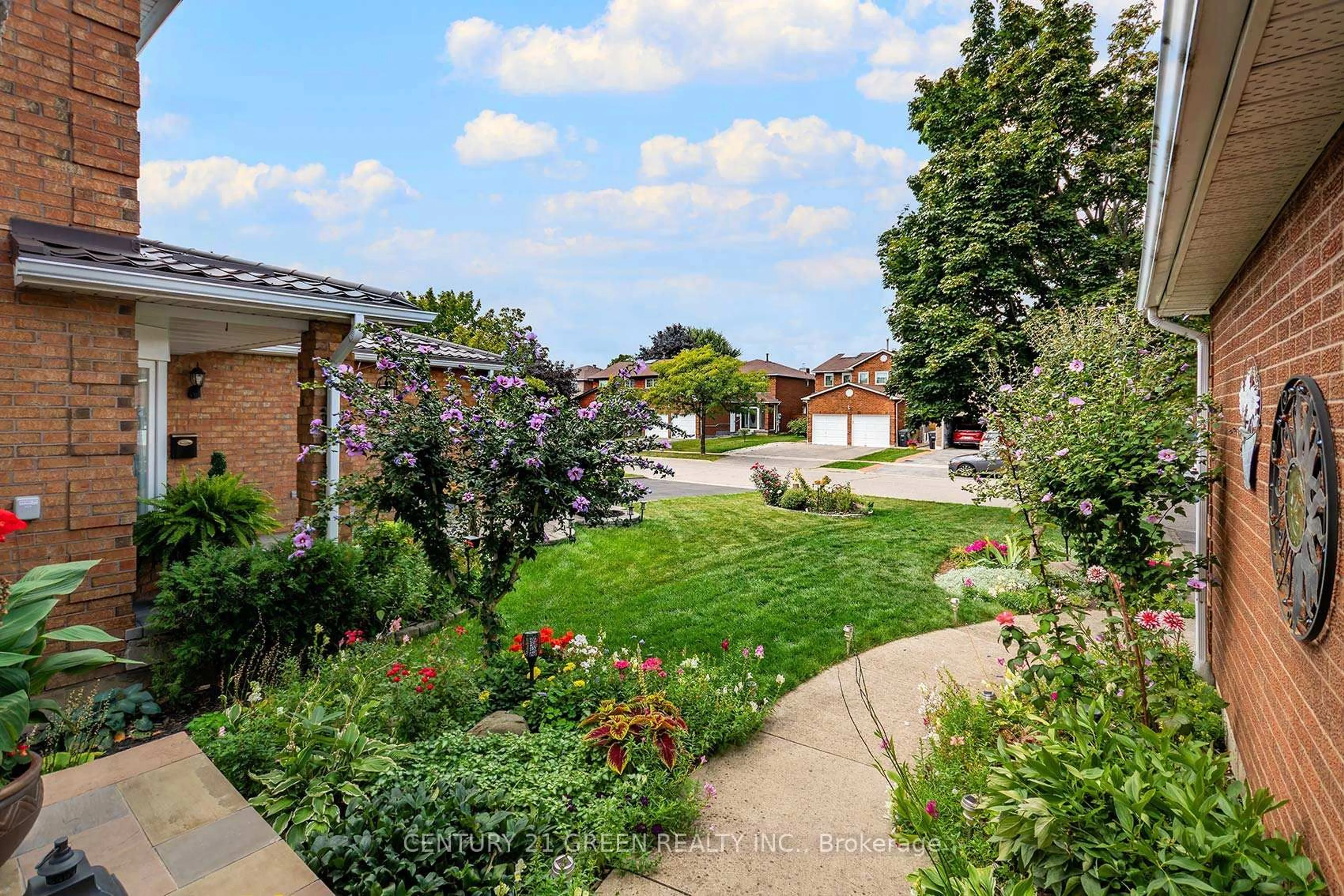 A pic from outside/outdoor area/front of a property/back of a property/a pic from drone, street for 418 Chieftan Circ, Mississauga Ontario L4Z 3A7