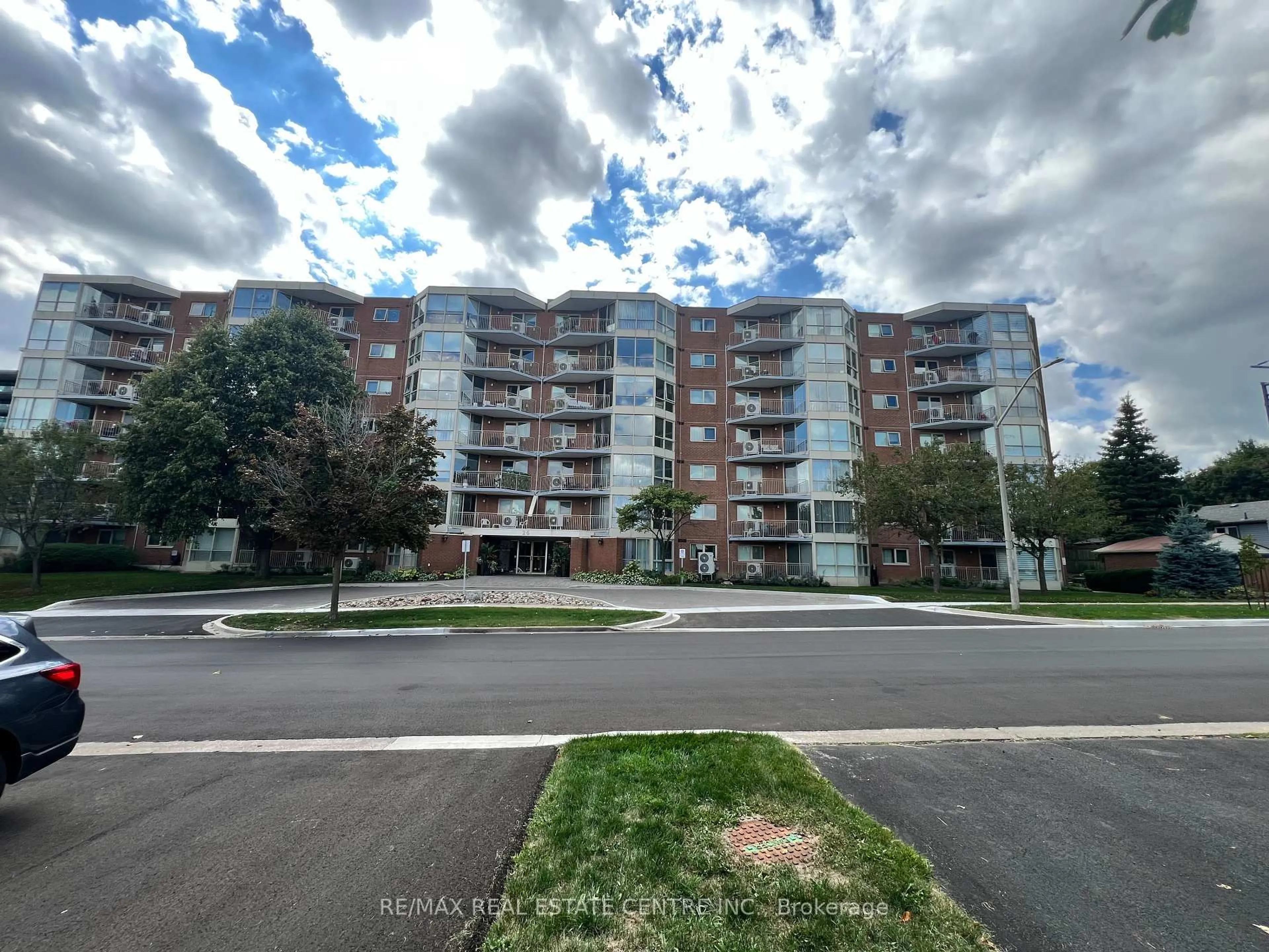 A pic from outside/outdoor area/front of a property/back of a property/a pic from drone, street for 26 Hall Rd #204, Halton Hills Ontario L7G 5G5