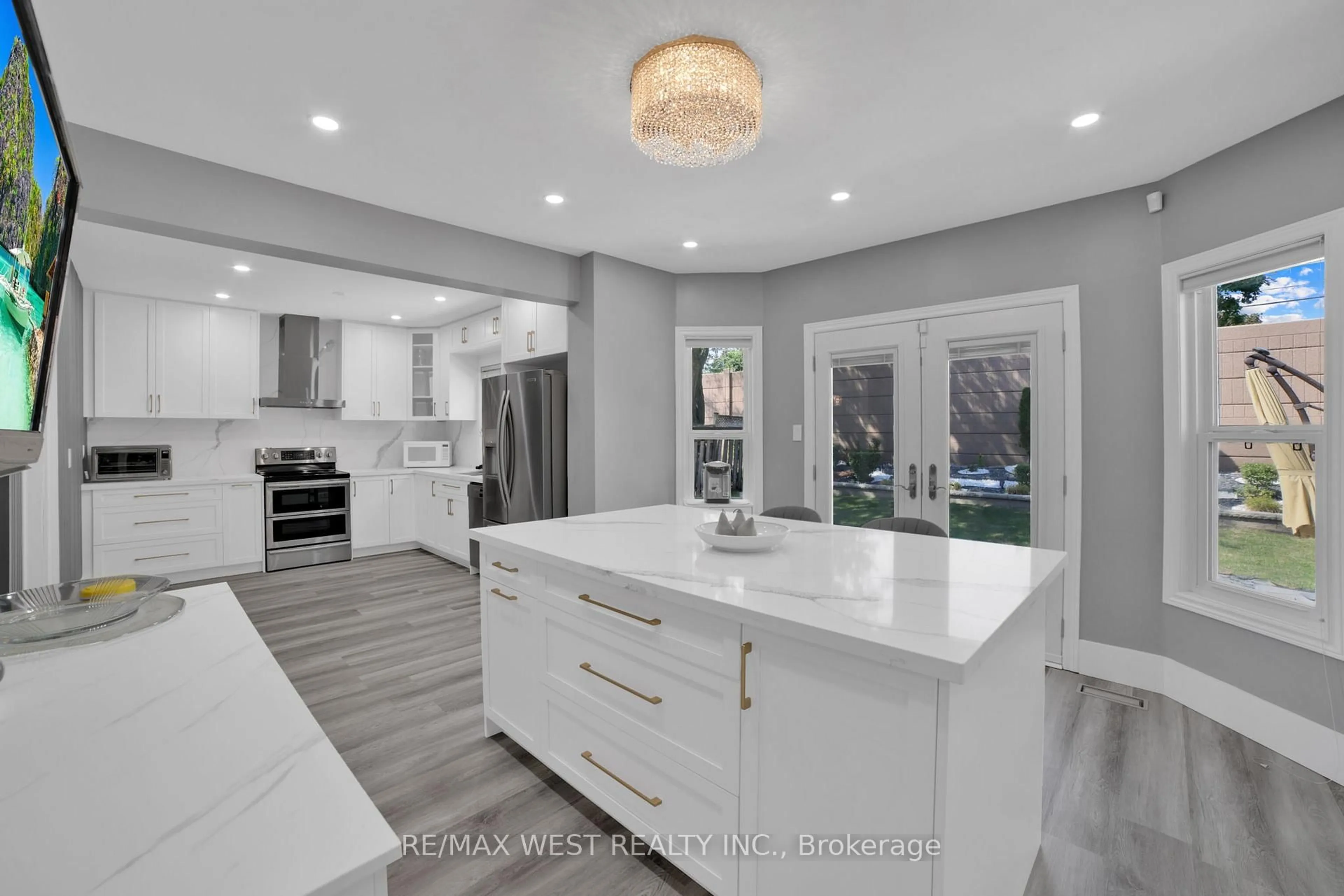 Open concept kitchen, ceramic/tile floor for 339 Parklane Rd, Oakville Ontario L6H 4J4