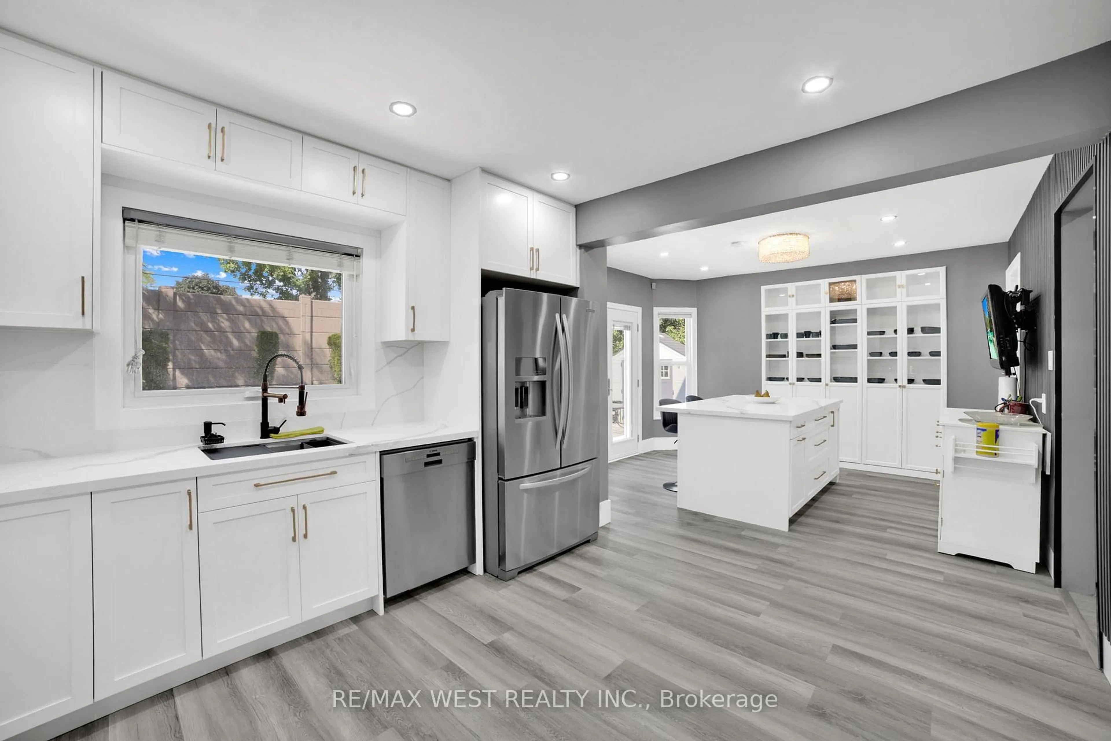 Open concept kitchen, ceramic/tile floor for 339 Parklane Rd, Oakville Ontario L6H 4J4