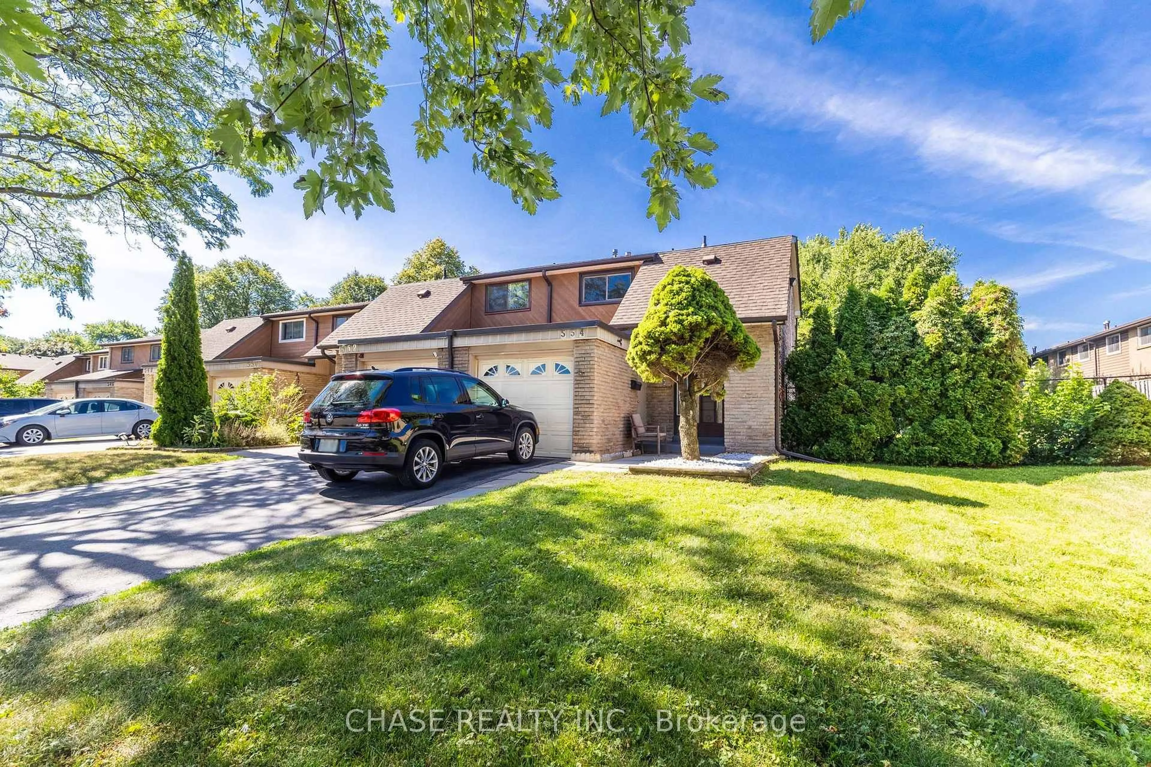 A pic from outside/outdoor area/front of a property/back of a property/a pic from drone, street for 554 Pinedale Ave, Burlington Ontario L7L 3W4