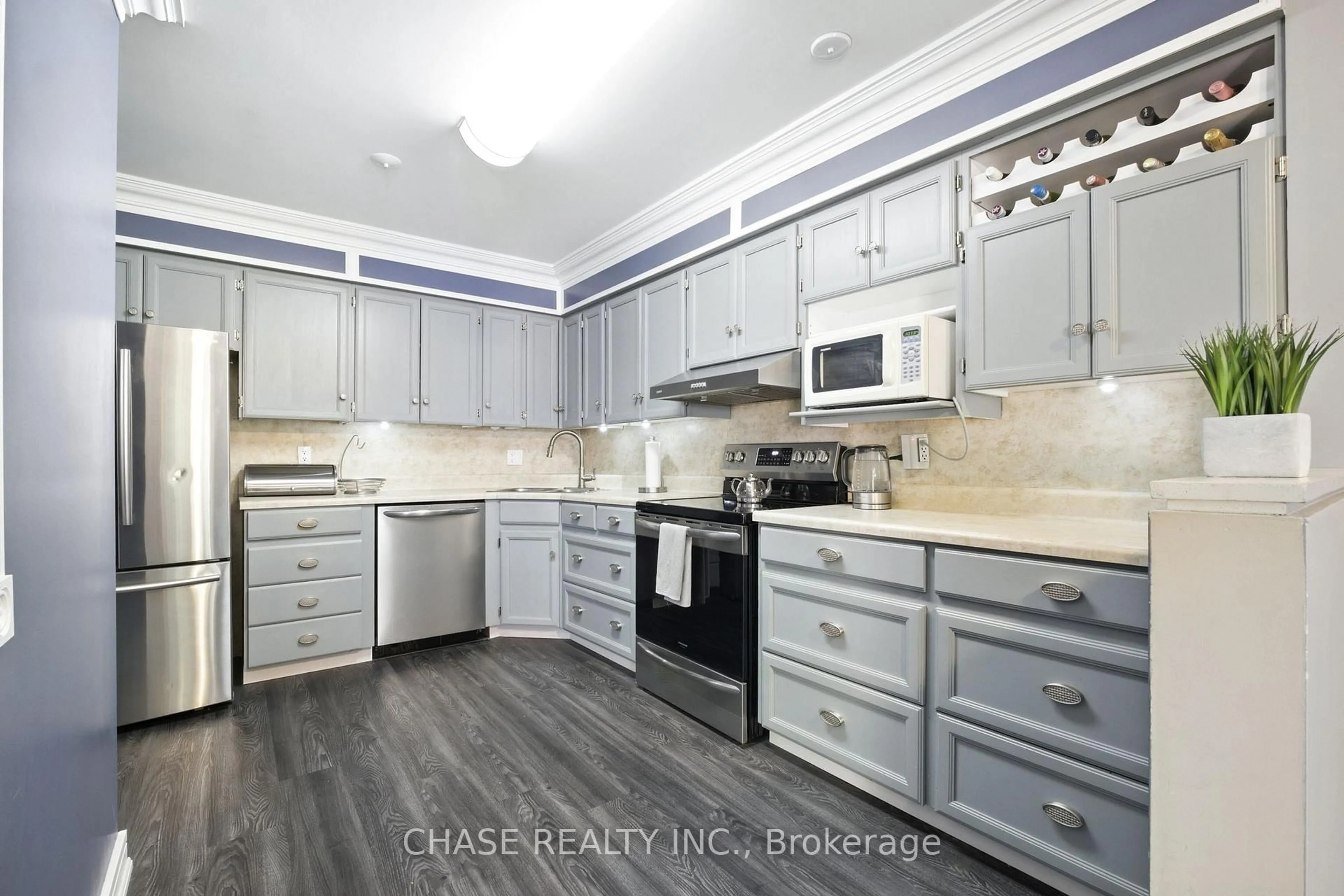 Open concept kitchen, unknown for 554 Pinedale Ave, Burlington Ontario L7L 3W4