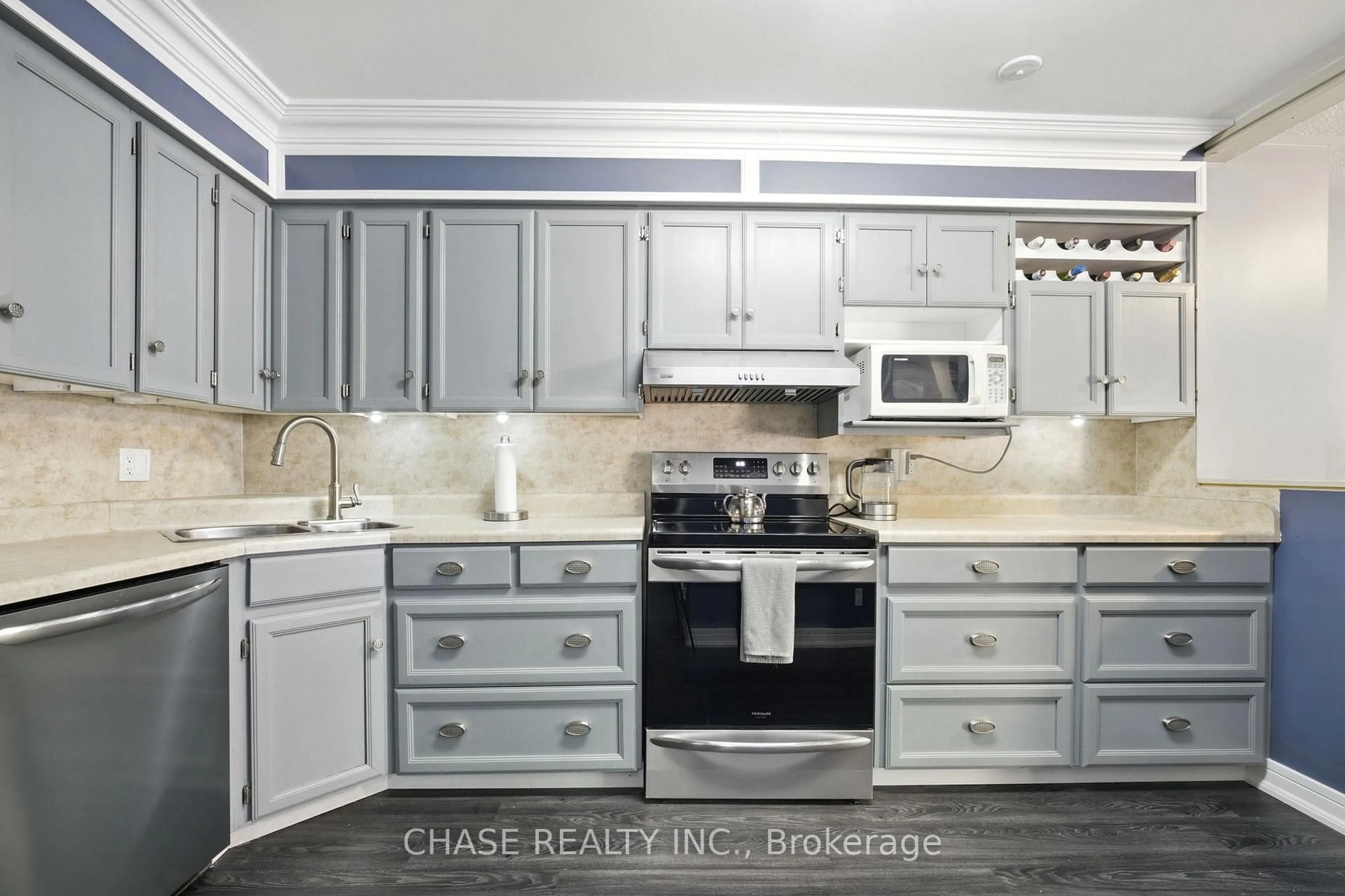 Open concept kitchen, unknown for 554 Pinedale Ave, Burlington Ontario L7L 3W4