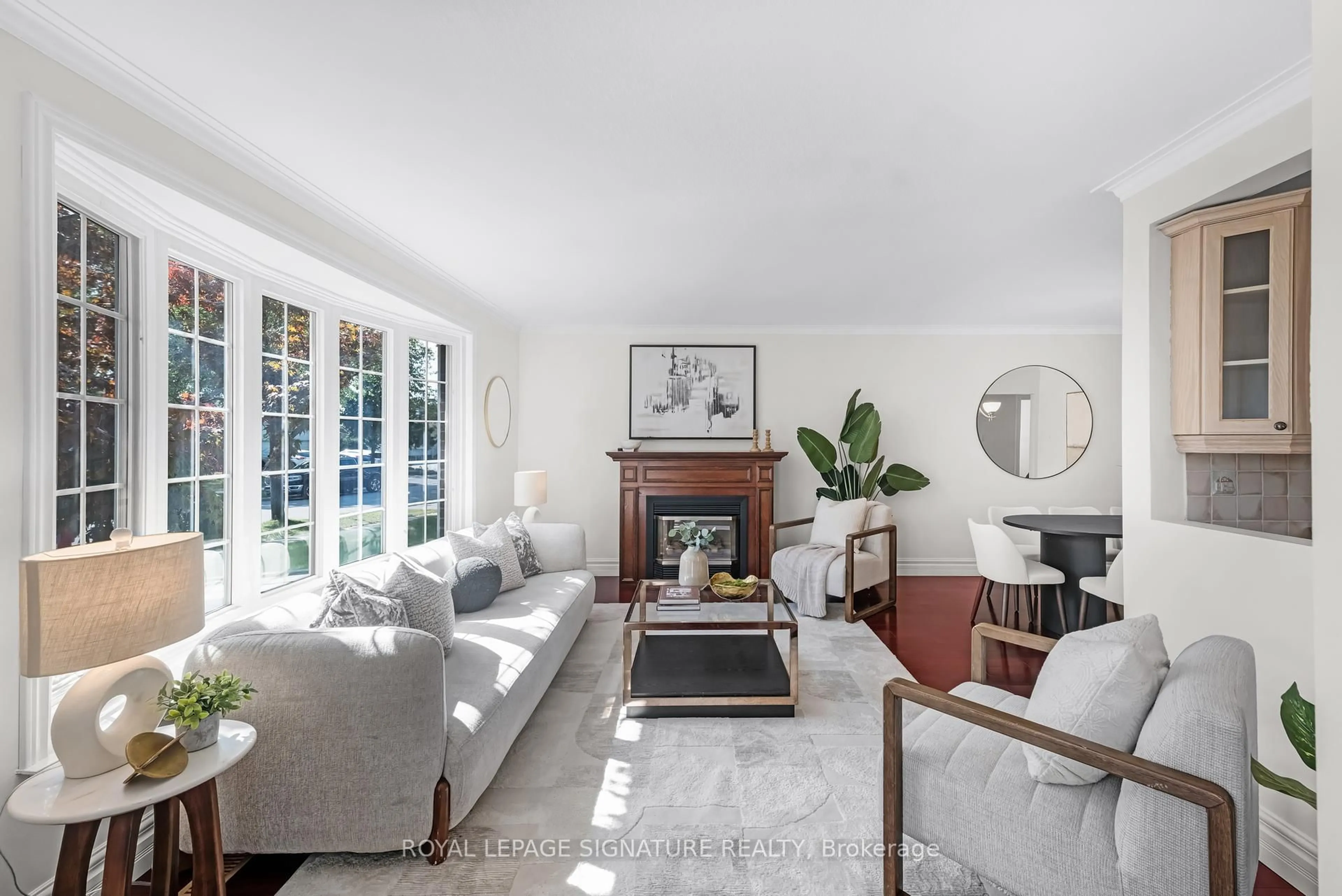 Living room with furniture, unknown for 1256 Tyneburn Cres, Mississauga Ontario L4X 1P4