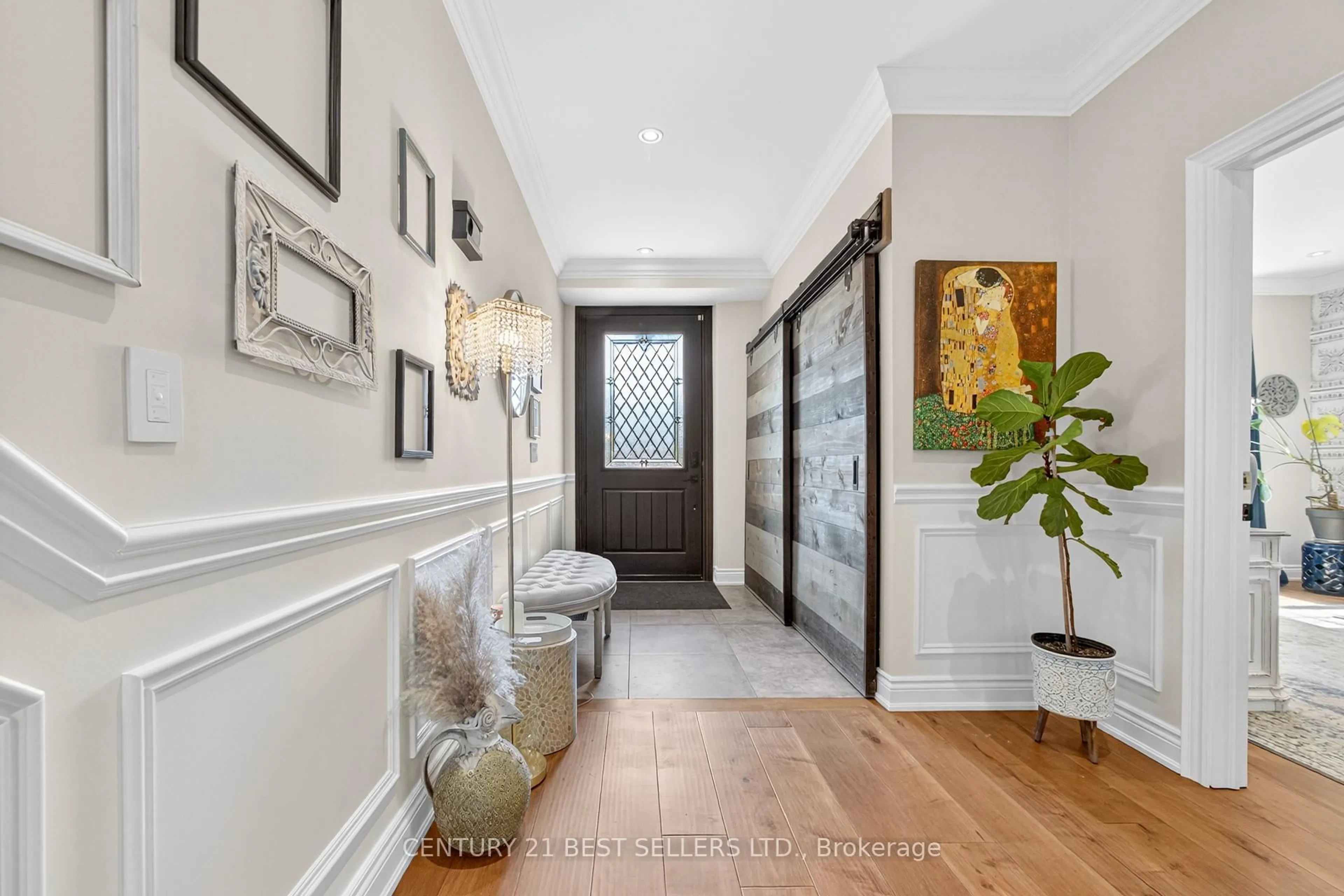 Indoor entryway for 28 Wingrove Hill, Toronto Ontario M9B 2C6