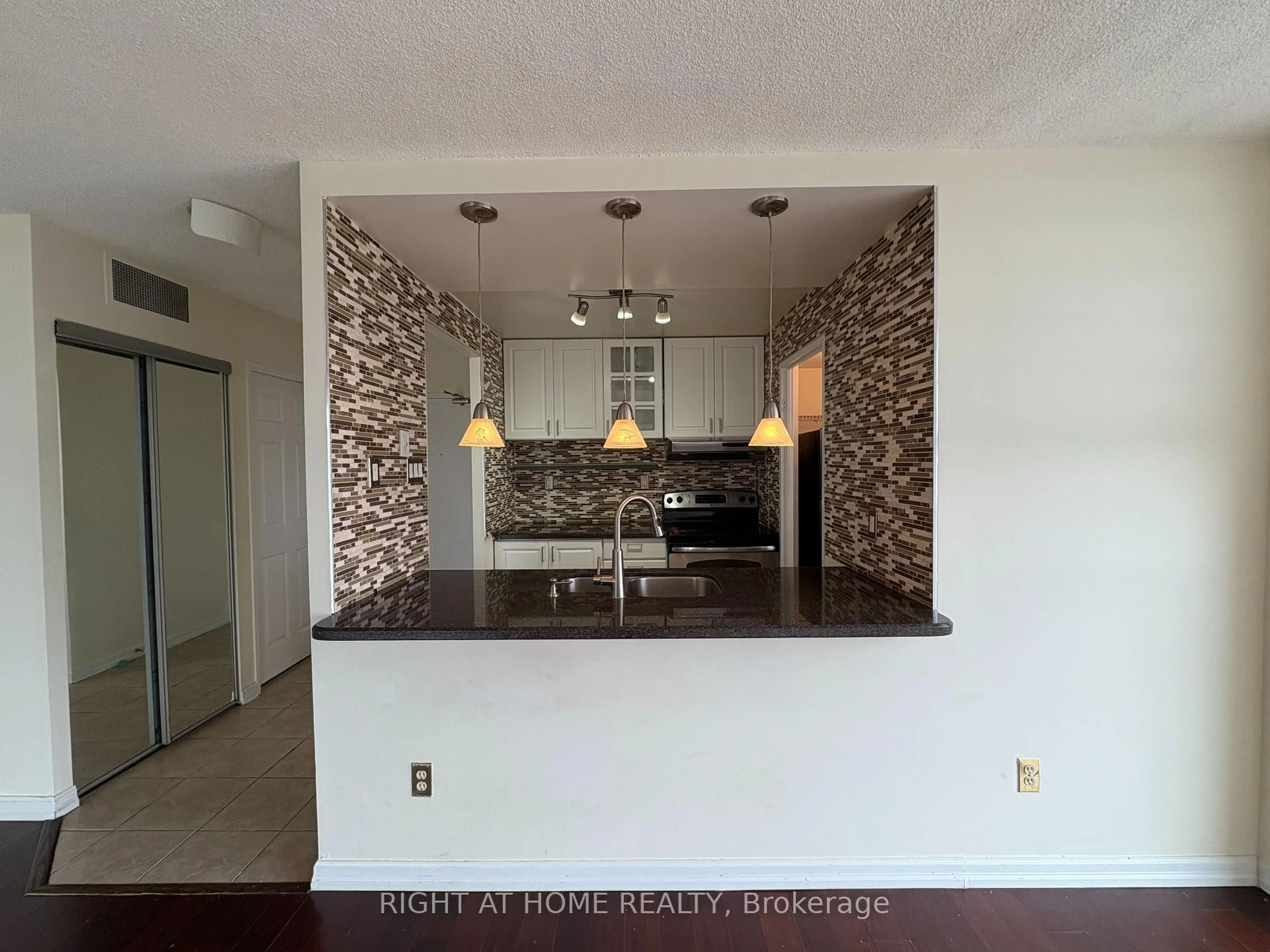 Open concept kitchen, ceramic/tile floor for 285 Enfield Pl #2004, Mississauga Ontario L5B 3Y6