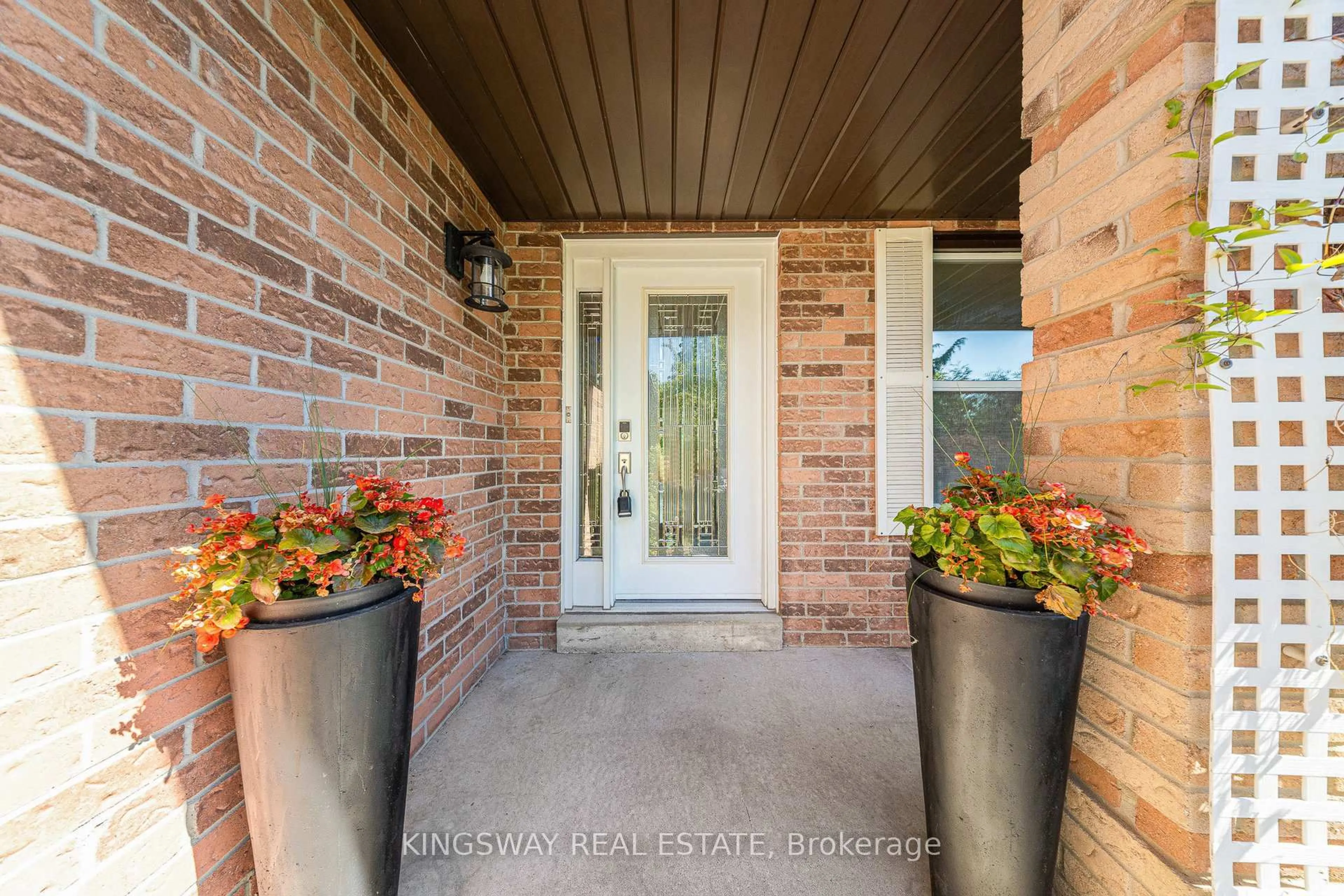 Indoor entryway for 6059 Tillsdown Dr, Mississauga Ontario L5N 4M4