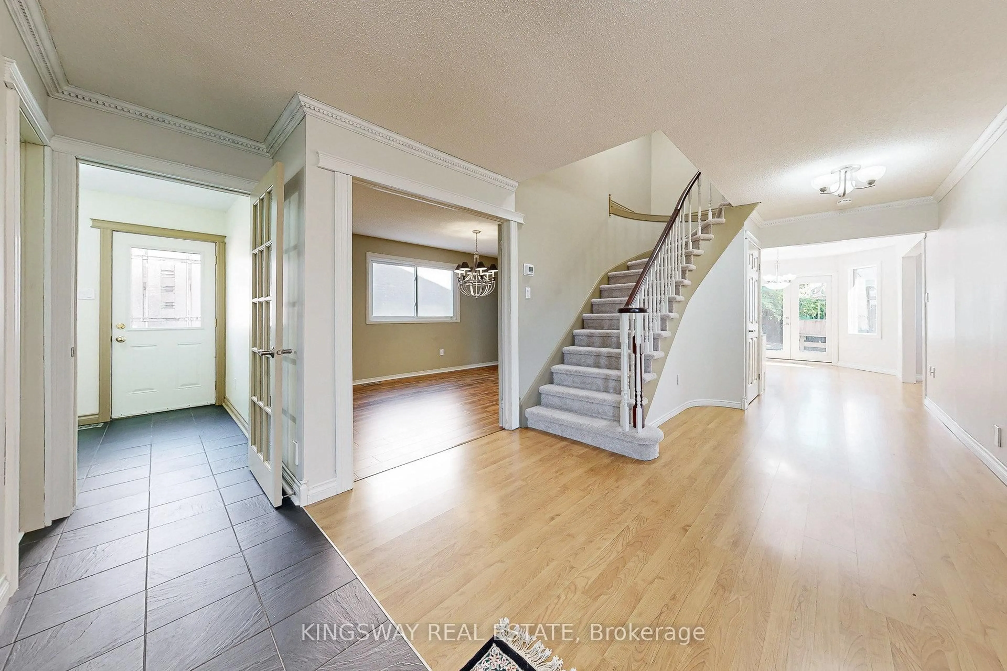 Indoor entryway for 6059 Tillsdown Dr, Mississauga Ontario L5N 4M4