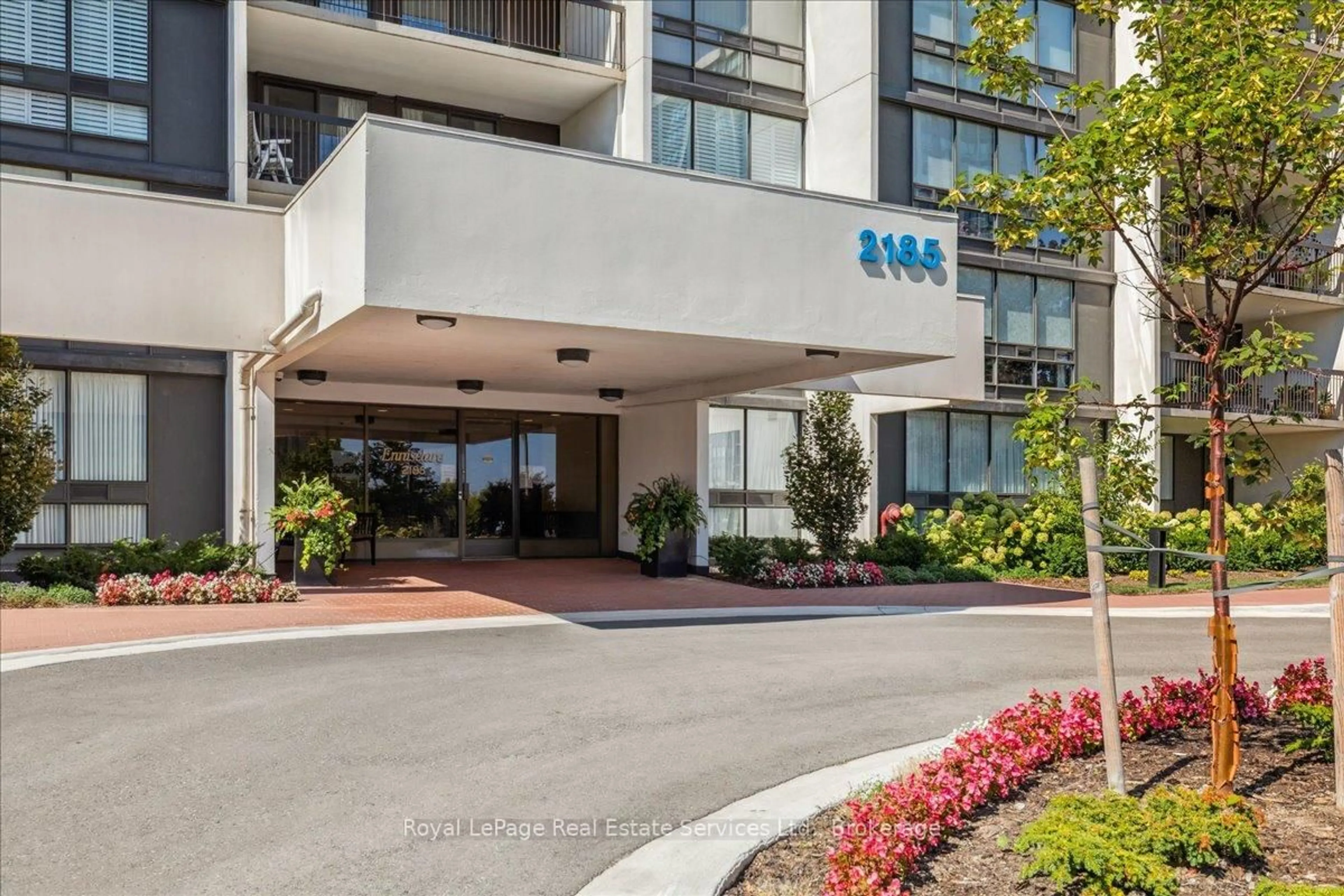 Indoor foyer for 2185 Marine Dr #508, Oakville Ontario L6L 5L6