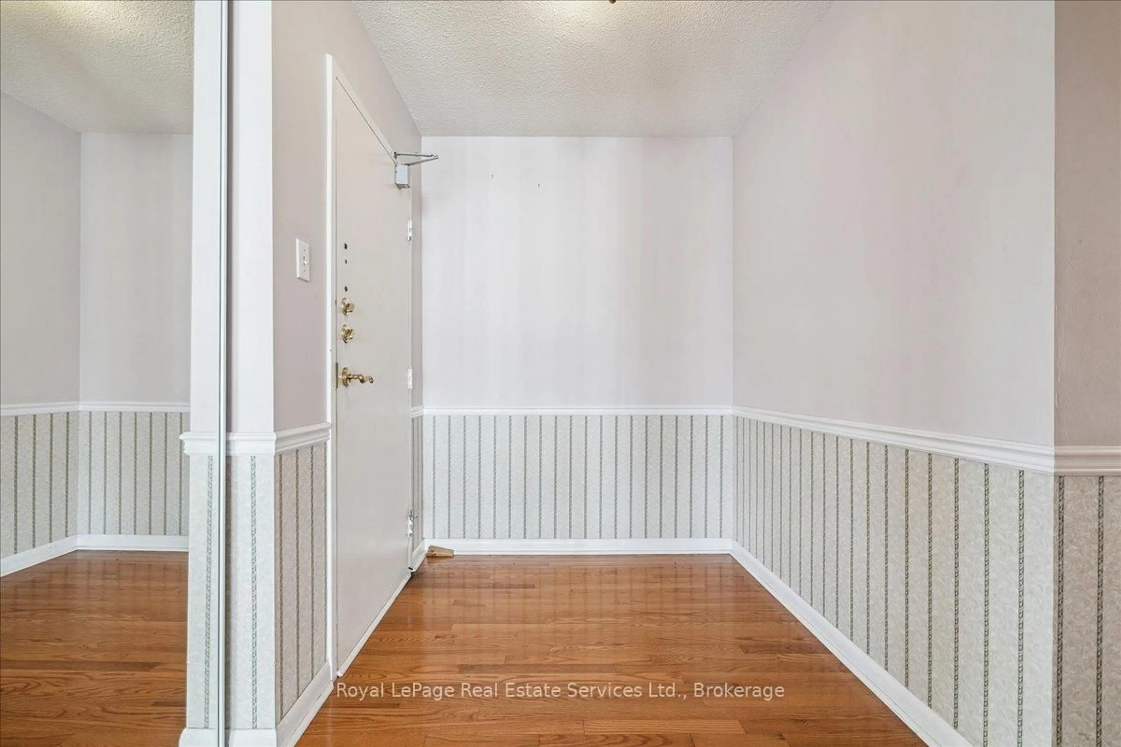 Indoor entryway for 2185 Marine Dr #508, Oakville Ontario L6L 5L6