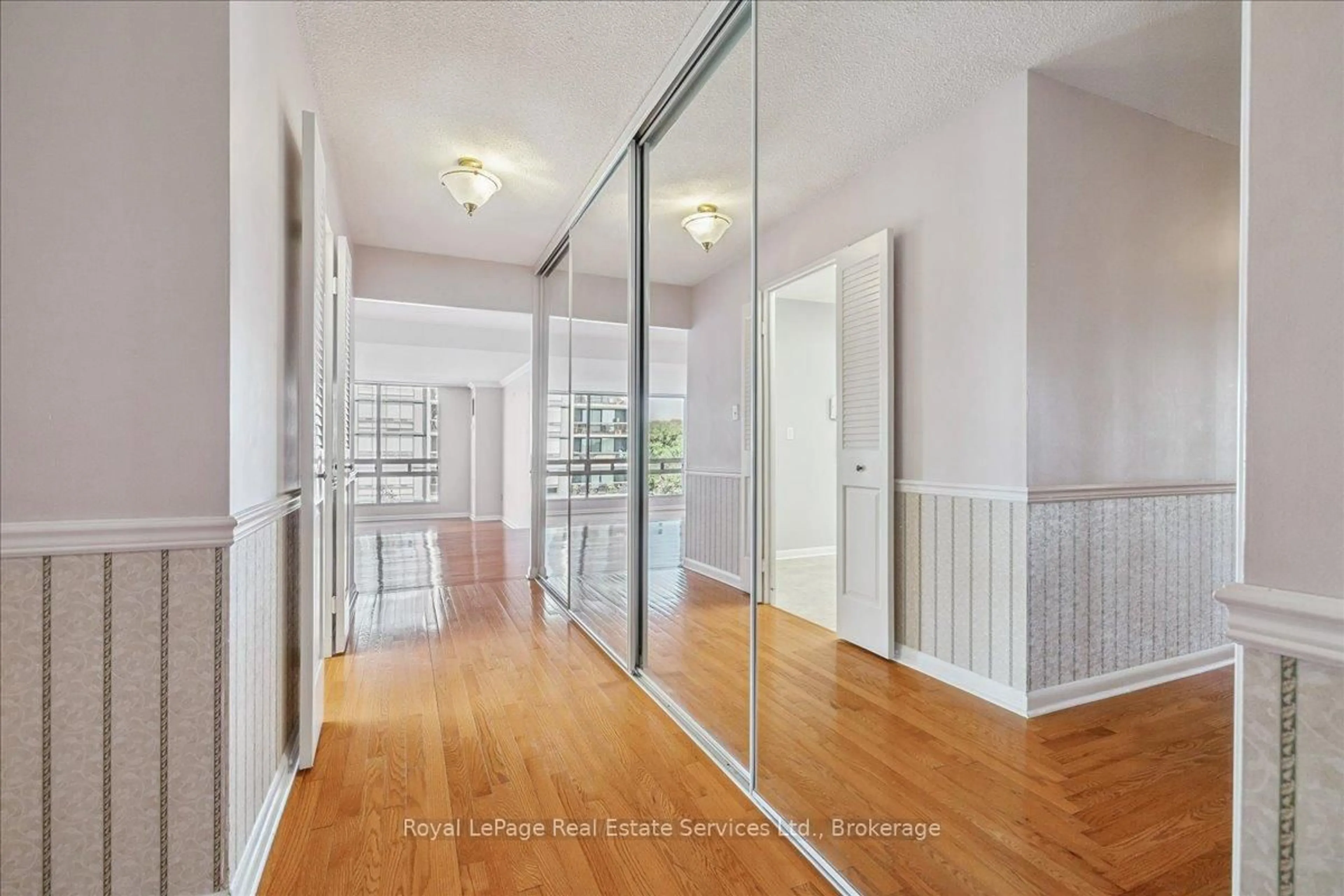 Indoor entryway for 2185 Marine Dr #508, Oakville Ontario L6L 5L6