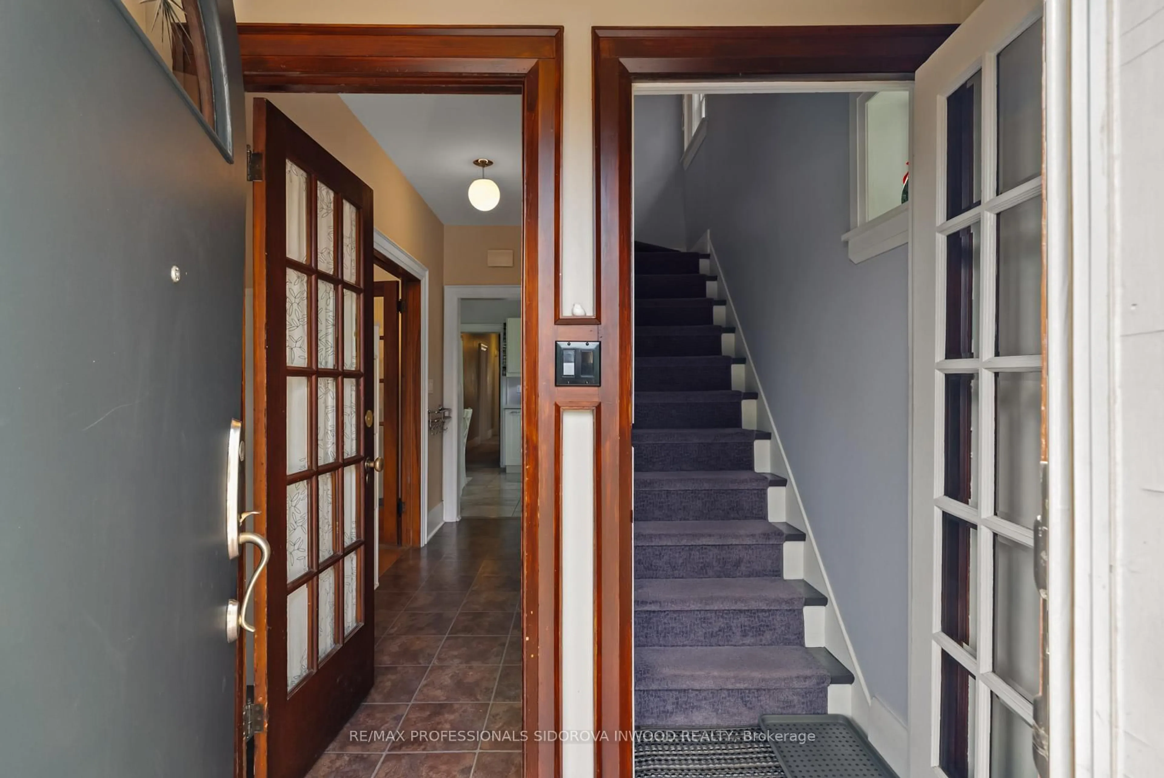 Indoor foyer for 96 Evelyn Cres, Toronto Ontario M6P 3E1