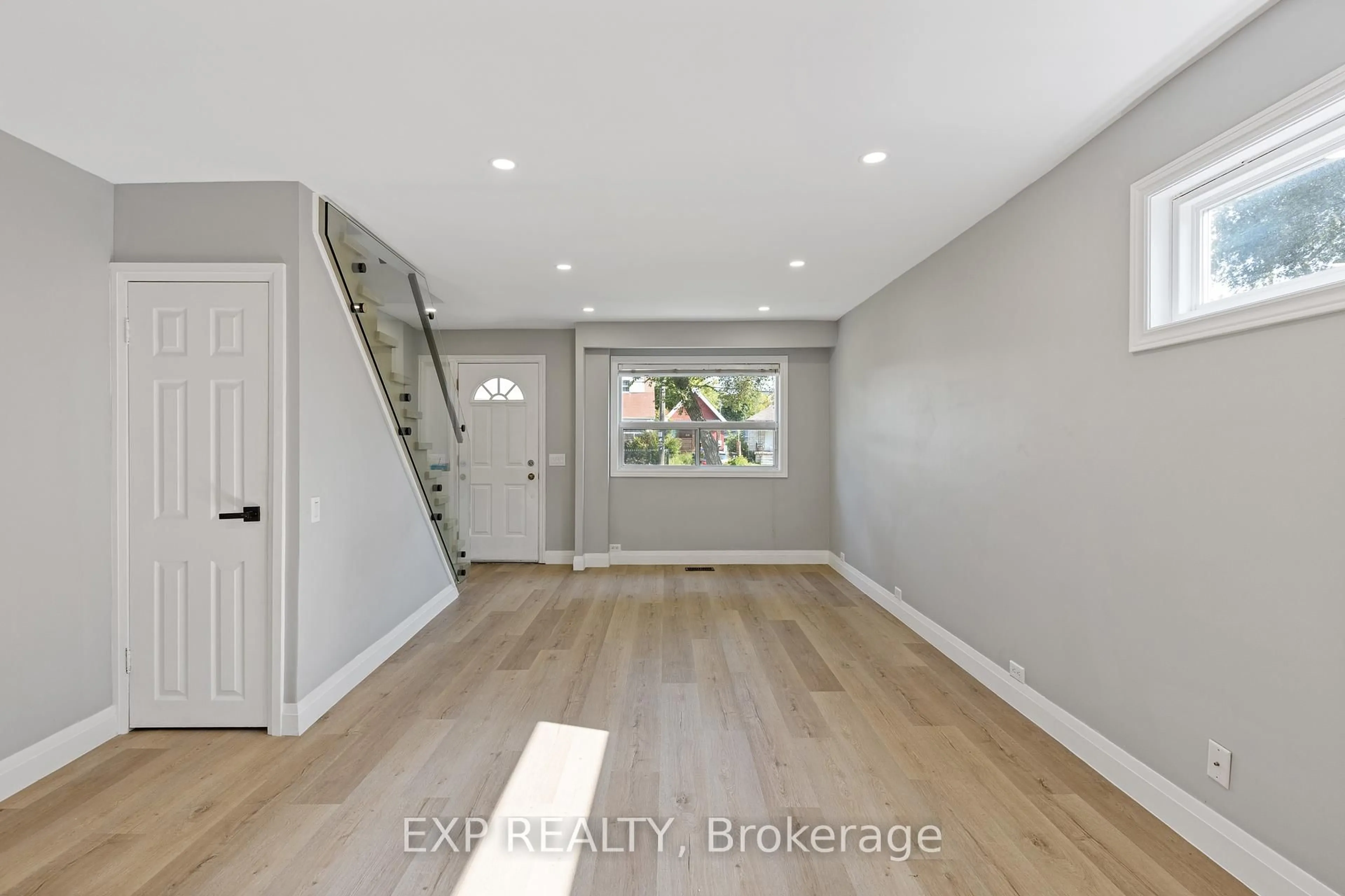 Indoor entryway for 15 Eileen Ave, Toronto Ontario M6N 1V5