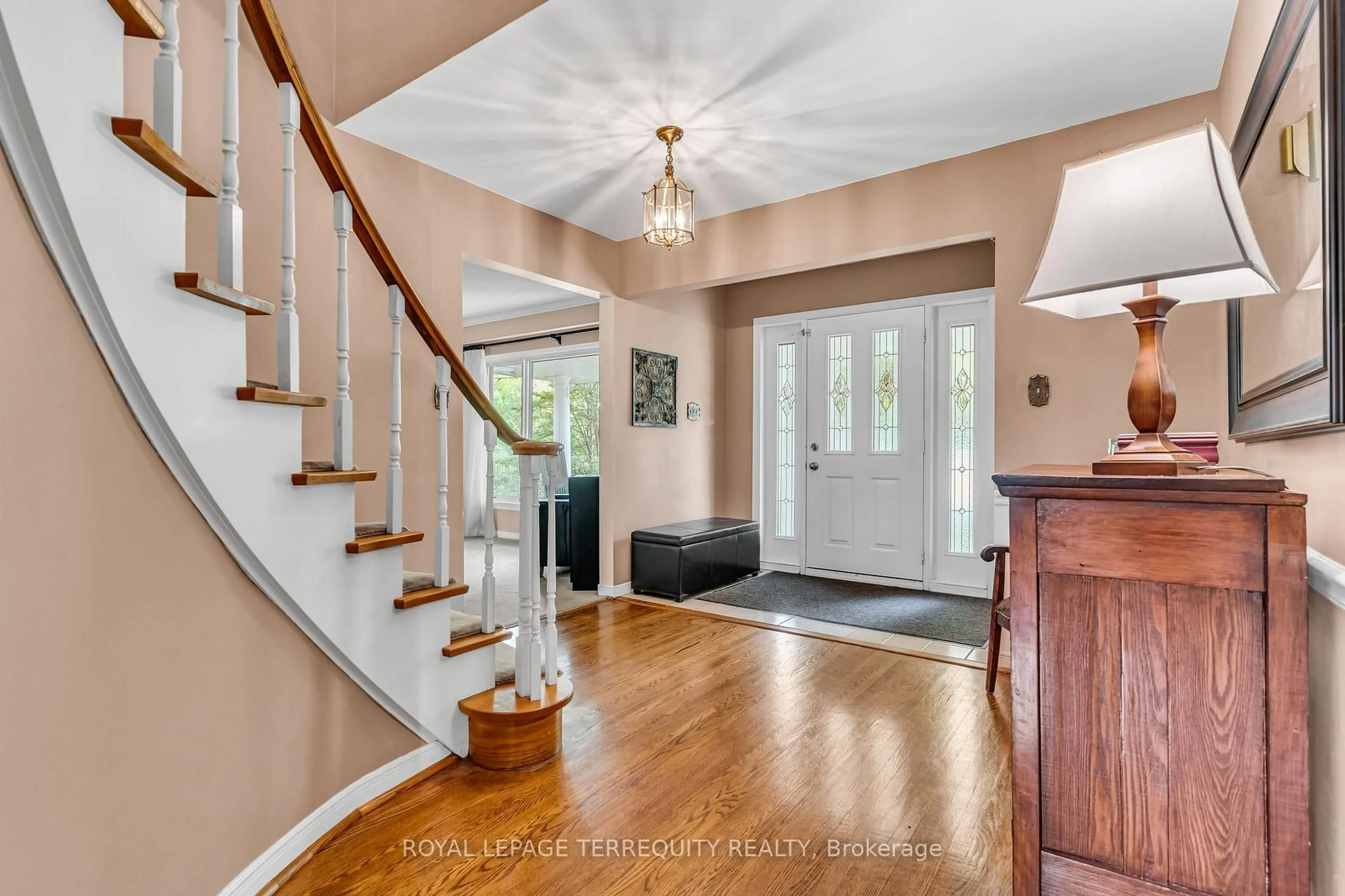 Indoor entryway for 3521 Pinesmoke Cres, Mississauga Ontario L4Y 3L4