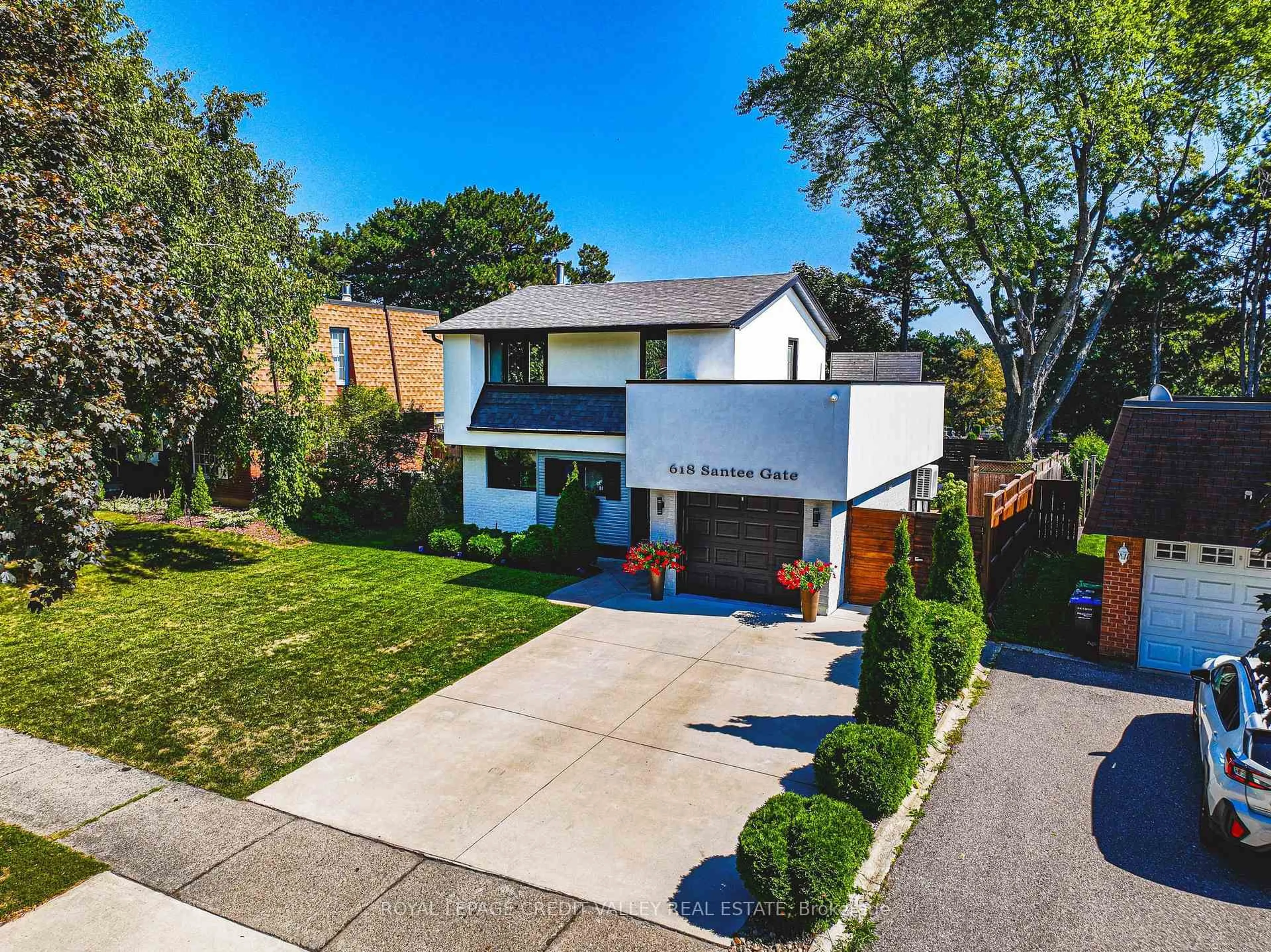 A pic from outside/outdoor area/front of a property/back of a property/a pic from drone, street for 618 Santee Gate, Mississauga Ontario L5A 2B7