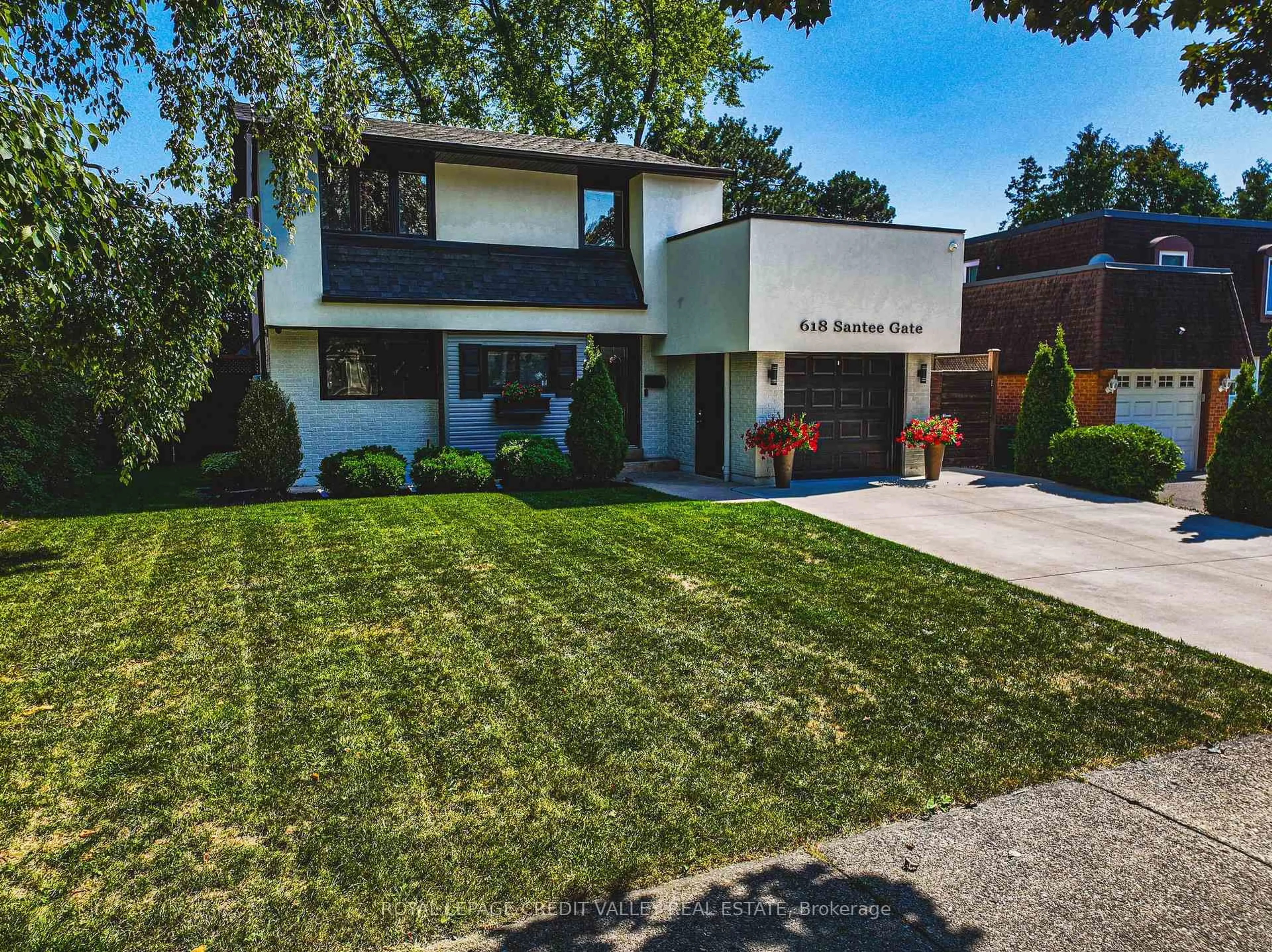 Home with vinyl exterior material, street for 618 Santee Gate, Mississauga Ontario L5A 2B7
