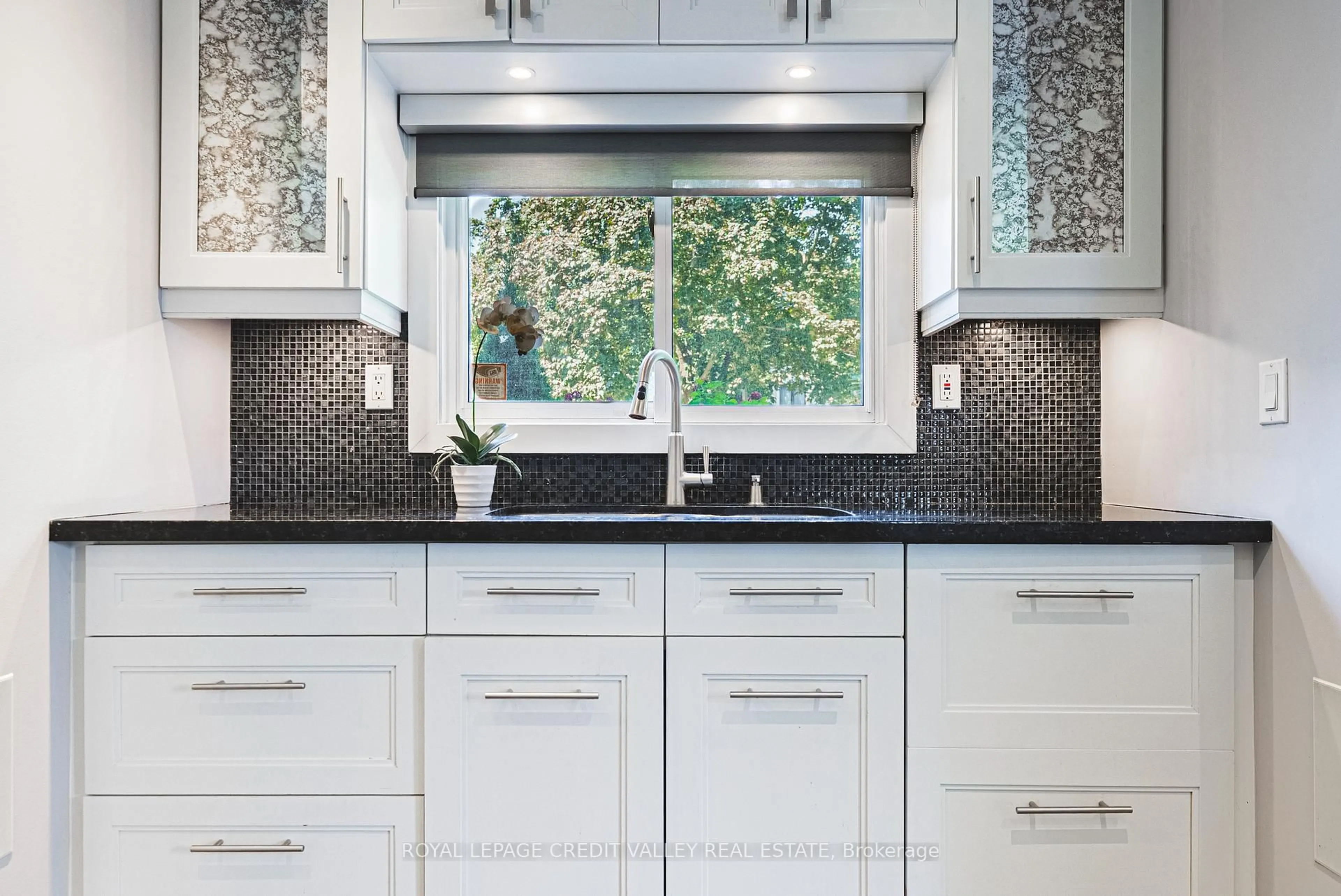 Contemporary kitchen, ceramic/tile floor for 618 Santee Gate, Mississauga Ontario L5A 2B7