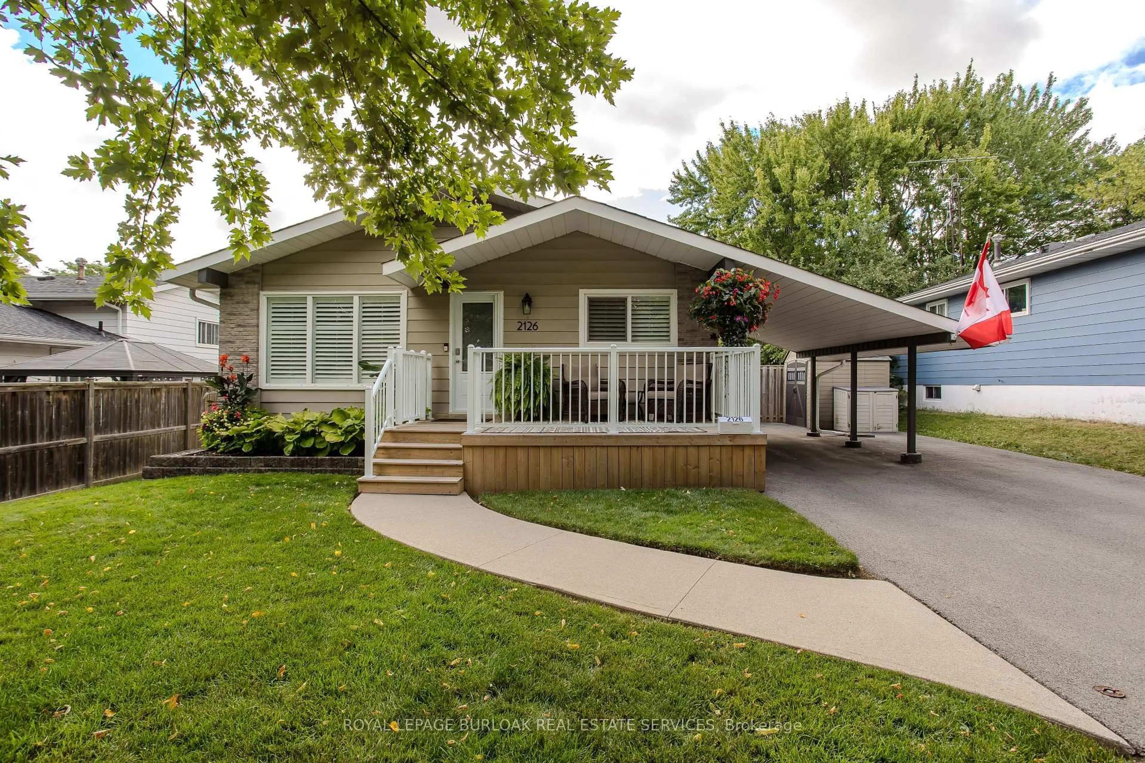 Home with vinyl exterior material, street for 2126 Linmouth Terr, Burlington Ontario L7P 1Y6