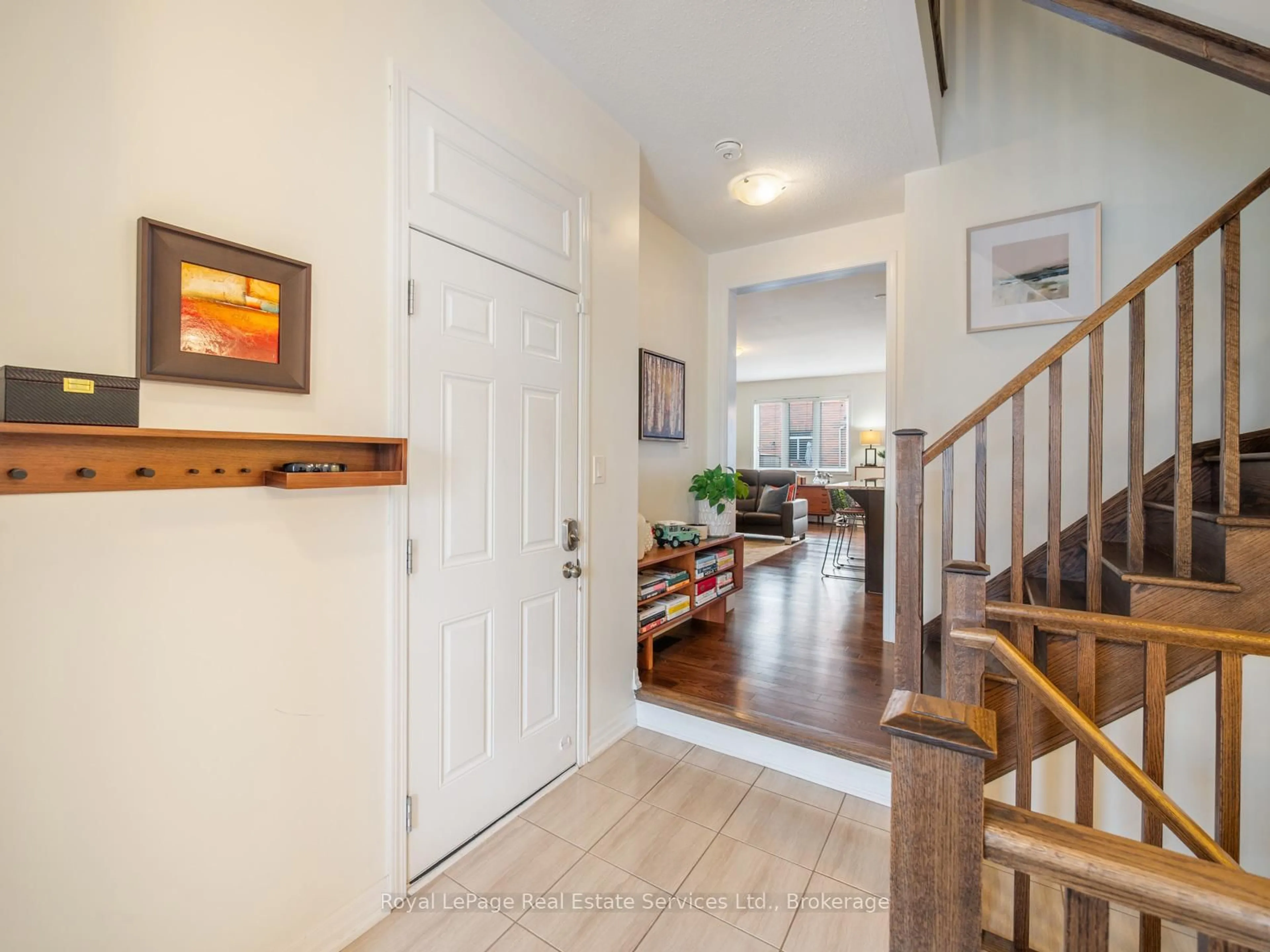 Indoor entryway for 72 Orchardcroft Rd, Oakville Ontario L6H 7C3