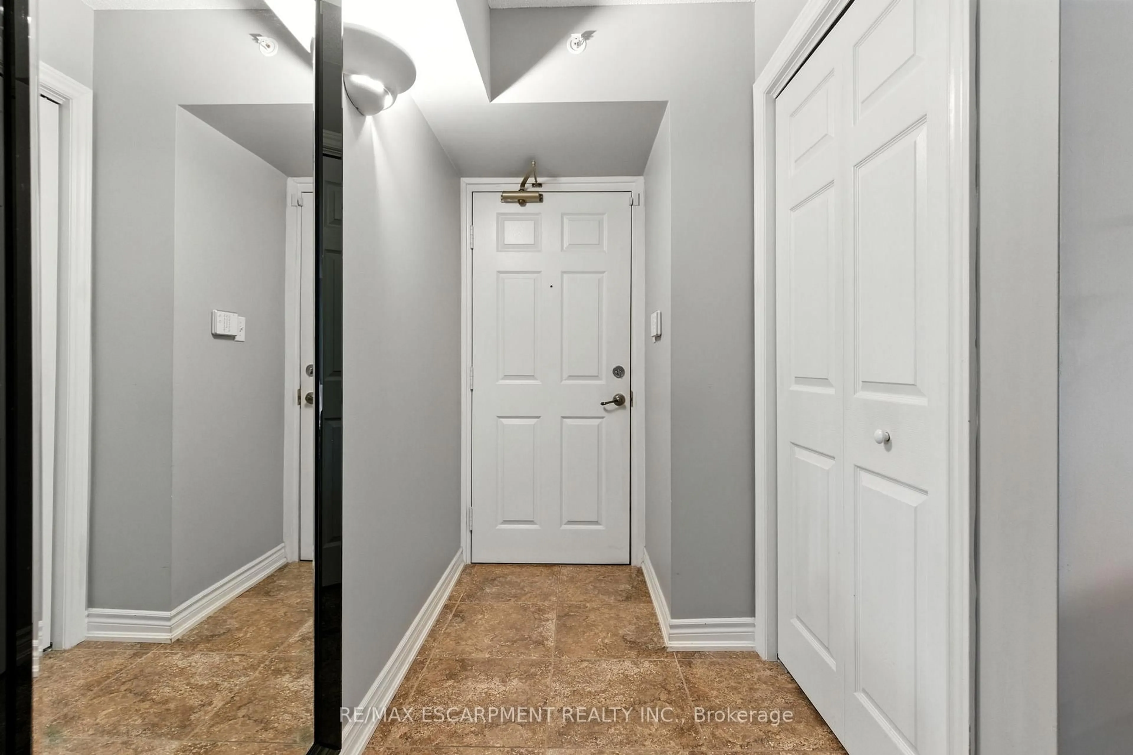 Indoor entryway for 2055 Appleby Line #110, Burlington Ontario L7L 7H1