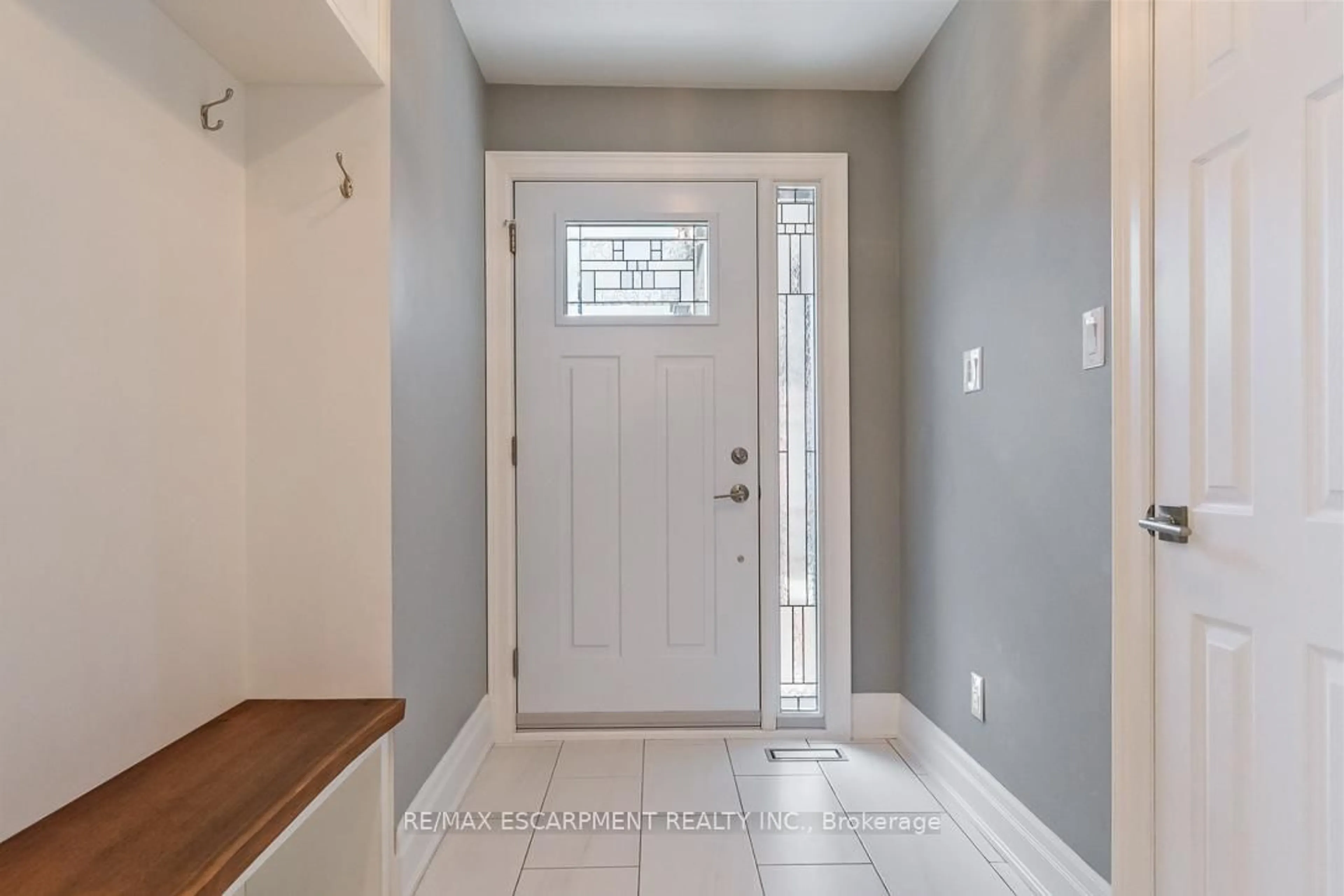 Indoor entryway for 4 Thorpe Rd, Toronto Ontario M9R 2C2