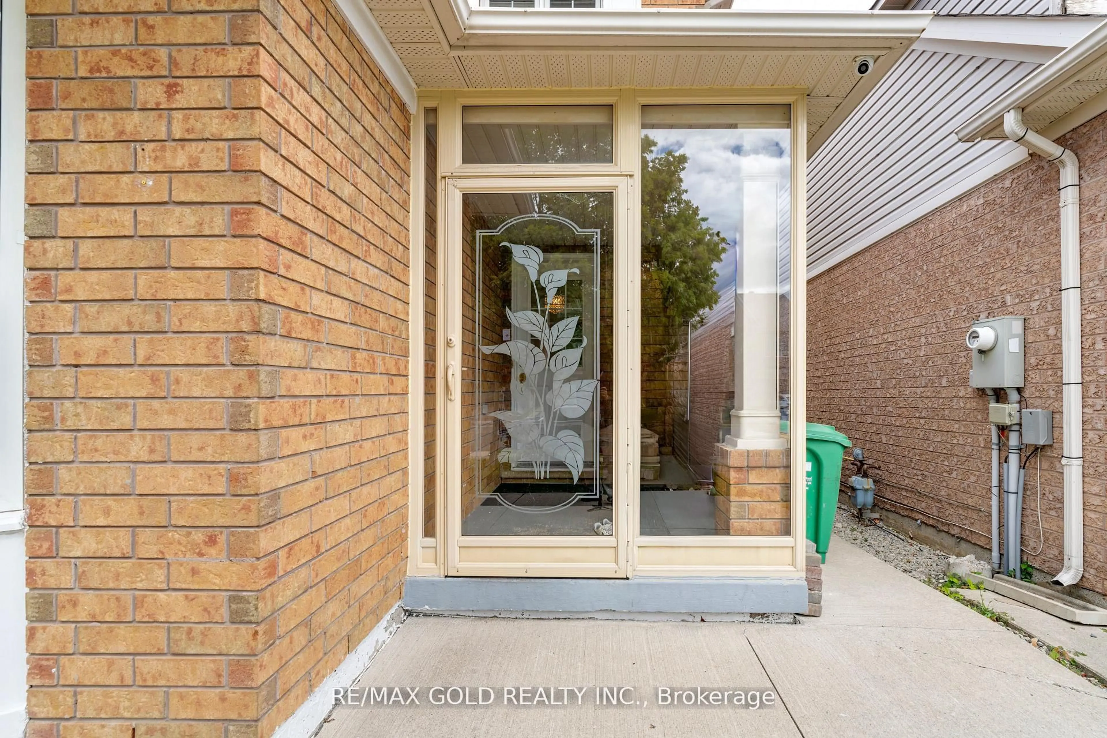 Indoor entryway for 255 Brisdale Dr, Brampton Ontario L7A 2T3