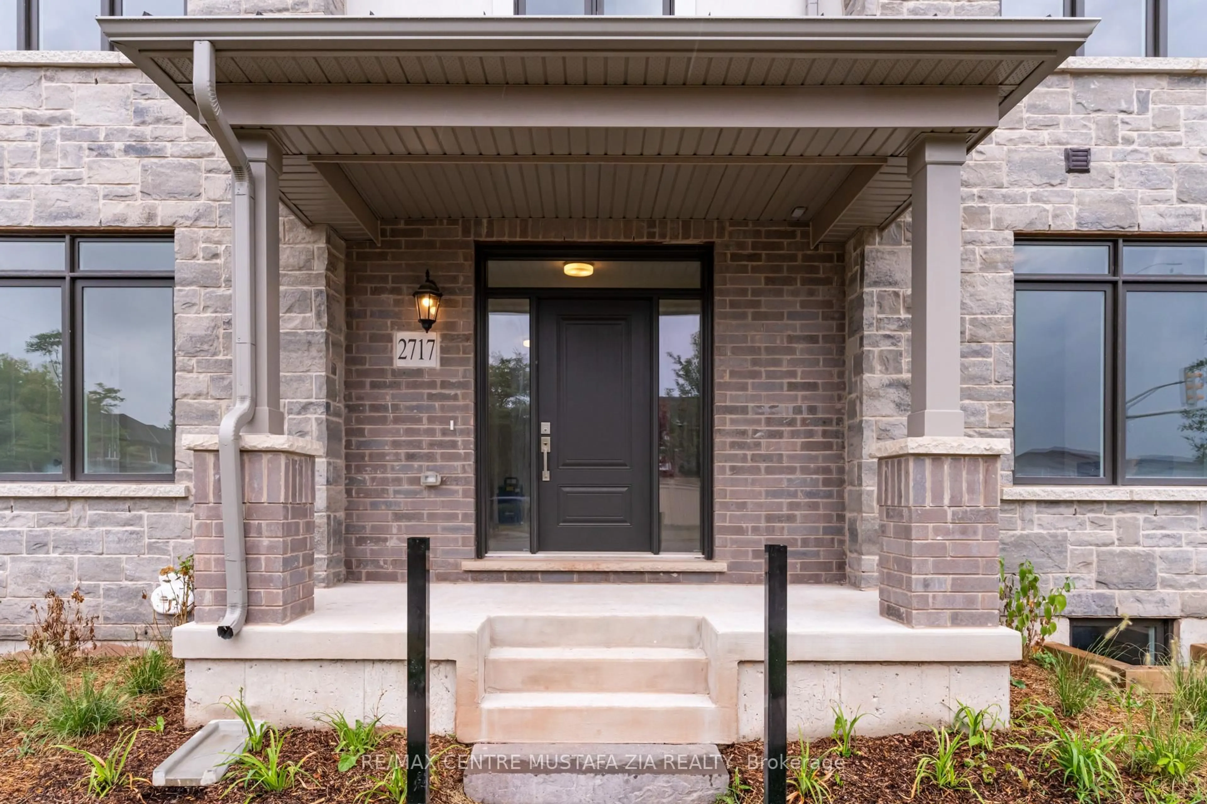 Indoor entryway for 2717 WestOak Trails Blvd, Oakville Ontario L6M 4T7