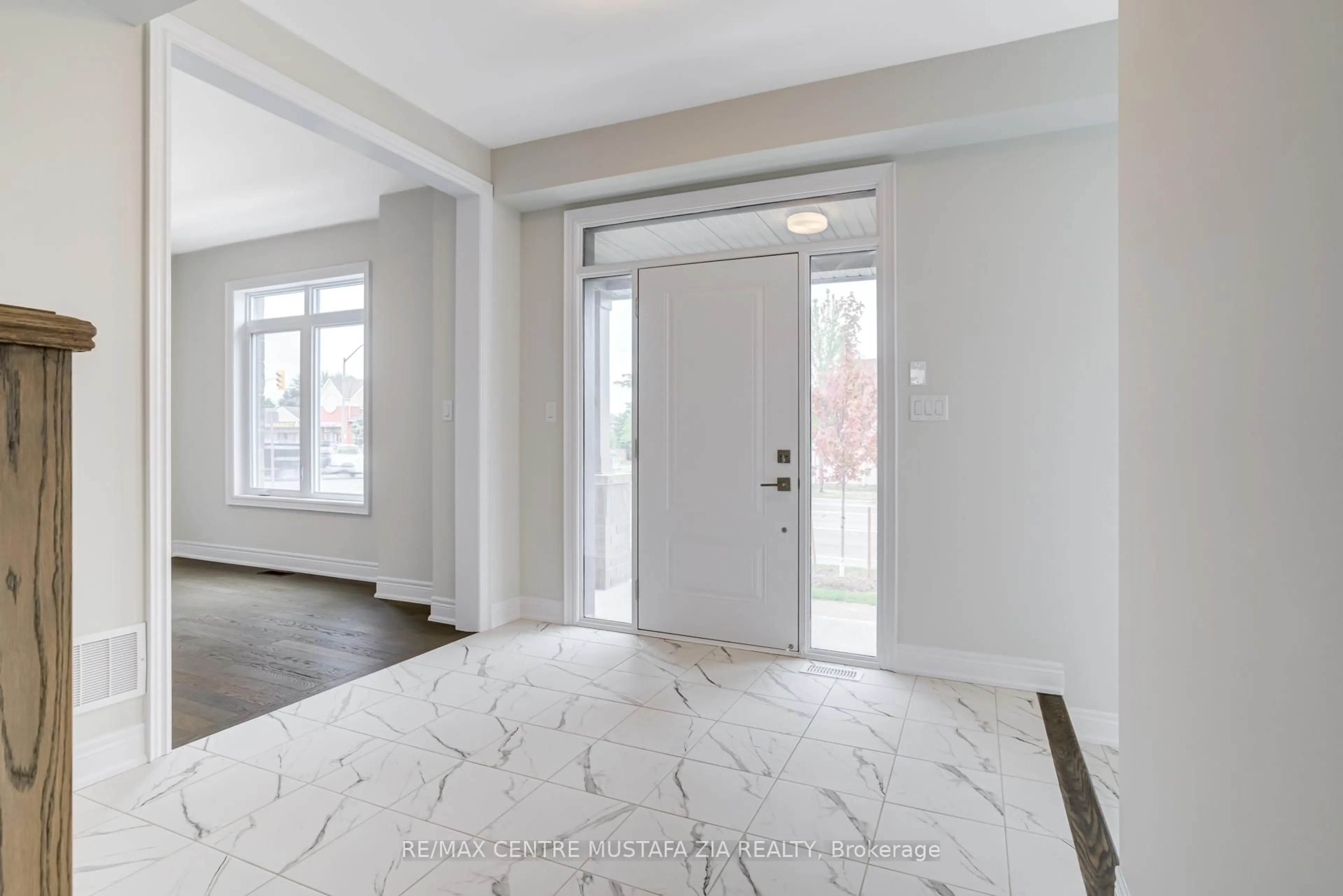 Indoor entryway for 2717 WestOak Trails Blvd, Oakville Ontario L6M 4T7