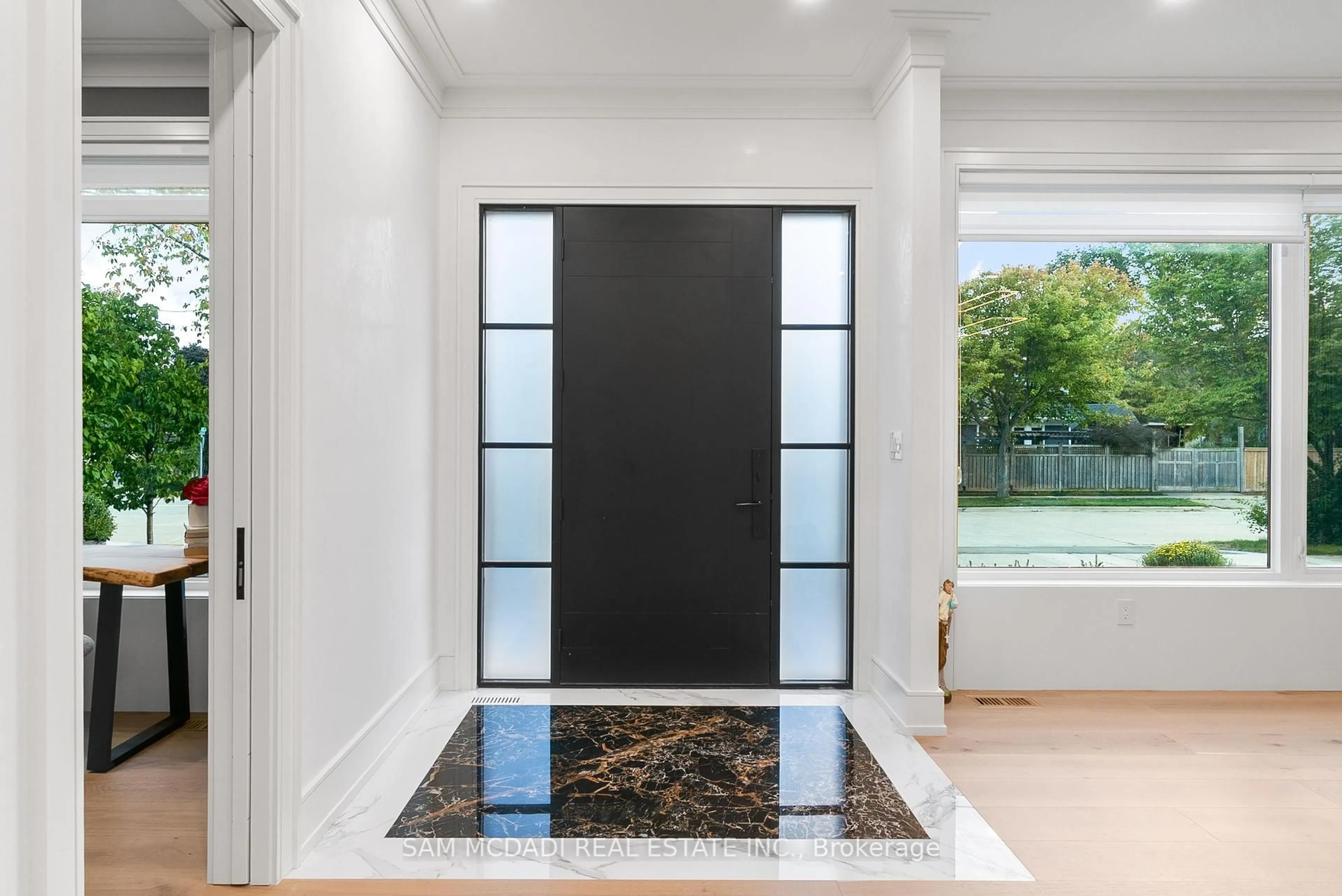 Indoor entryway for 1509 Pembroke Dr, Oakville Ontario L6H 1V6