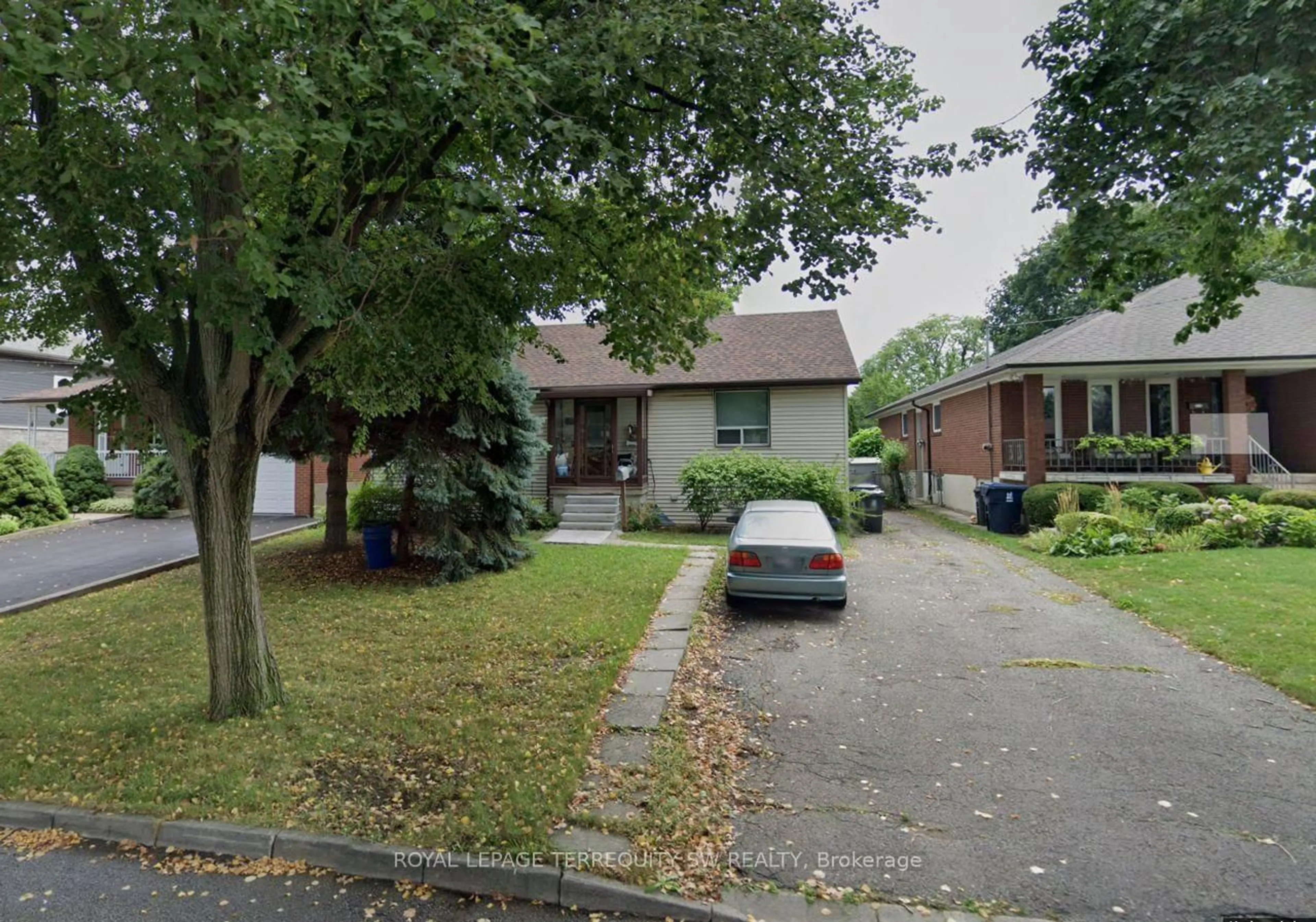 A pic from outside/outdoor area/front of a property/back of a property/a pic from drone, street for 19 Hawthorne Rd, Toronto Ontario M9R 1N9