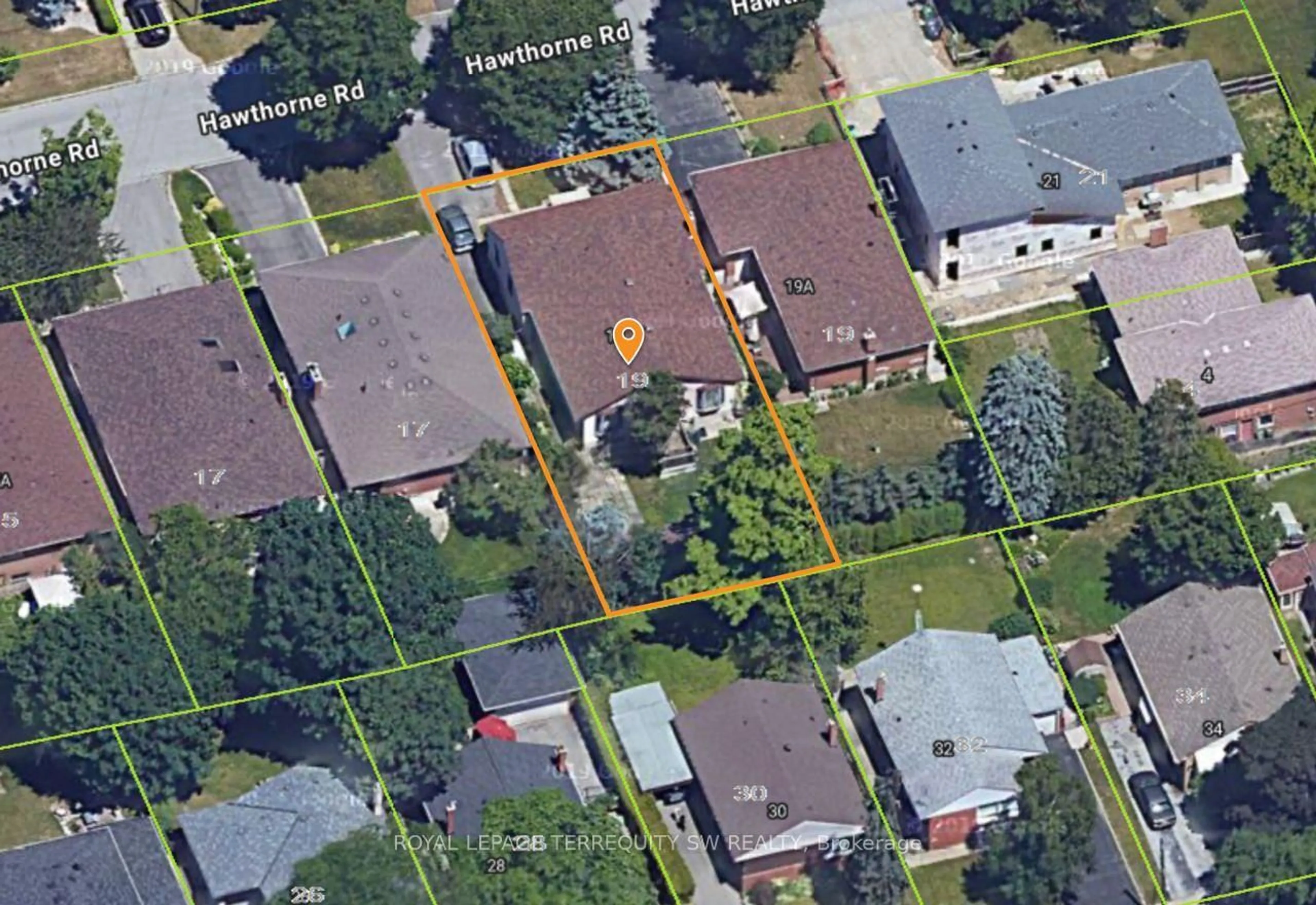 A pic from outside/outdoor area/front of a property/back of a property/a pic from drone, street for 19 Hawthorne Rd, Toronto Ontario M9R 1N9