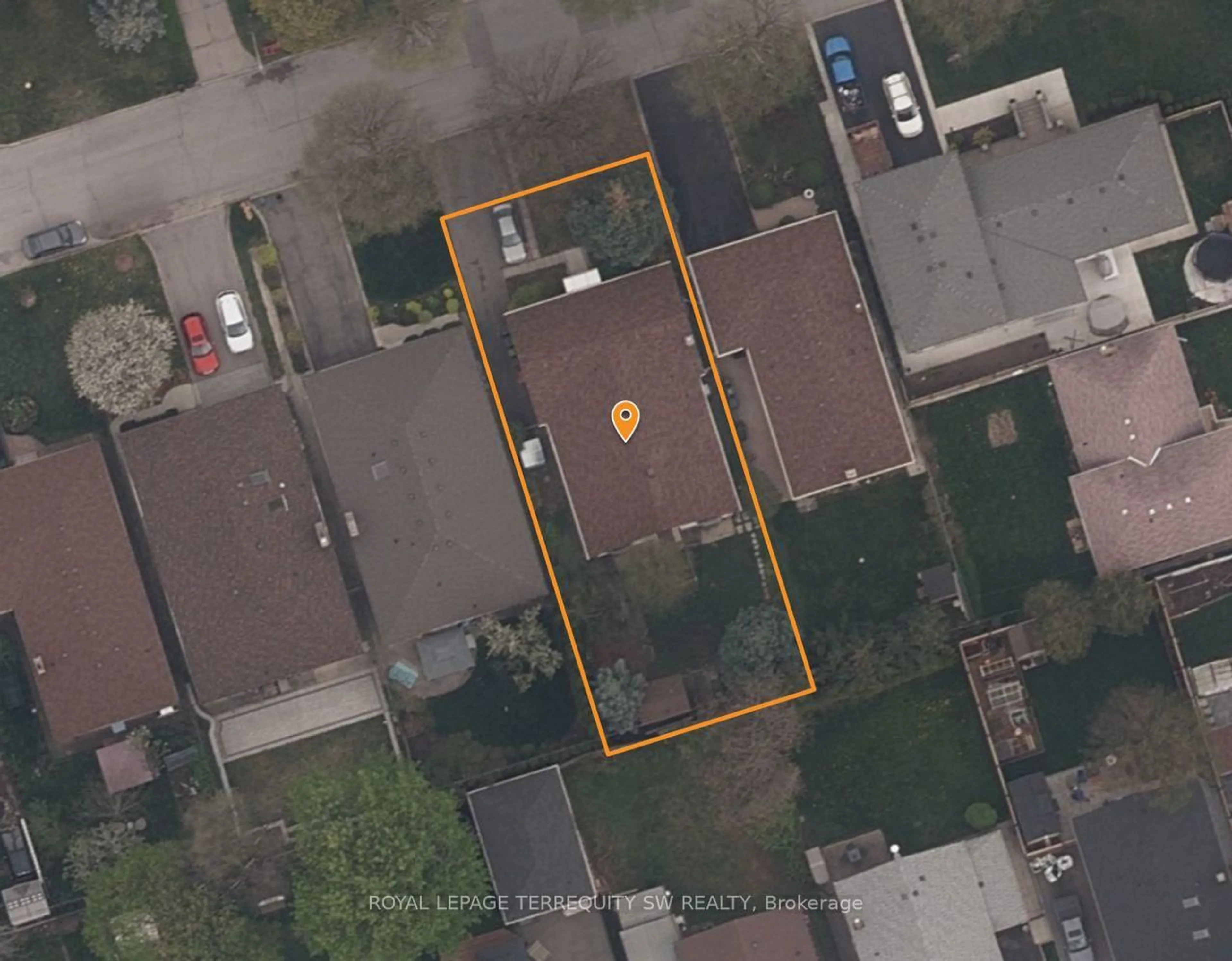 A pic from outside/outdoor area/front of a property/back of a property/a pic from drone, street for 19 Hawthorne Rd, Toronto Ontario M9R 1N9