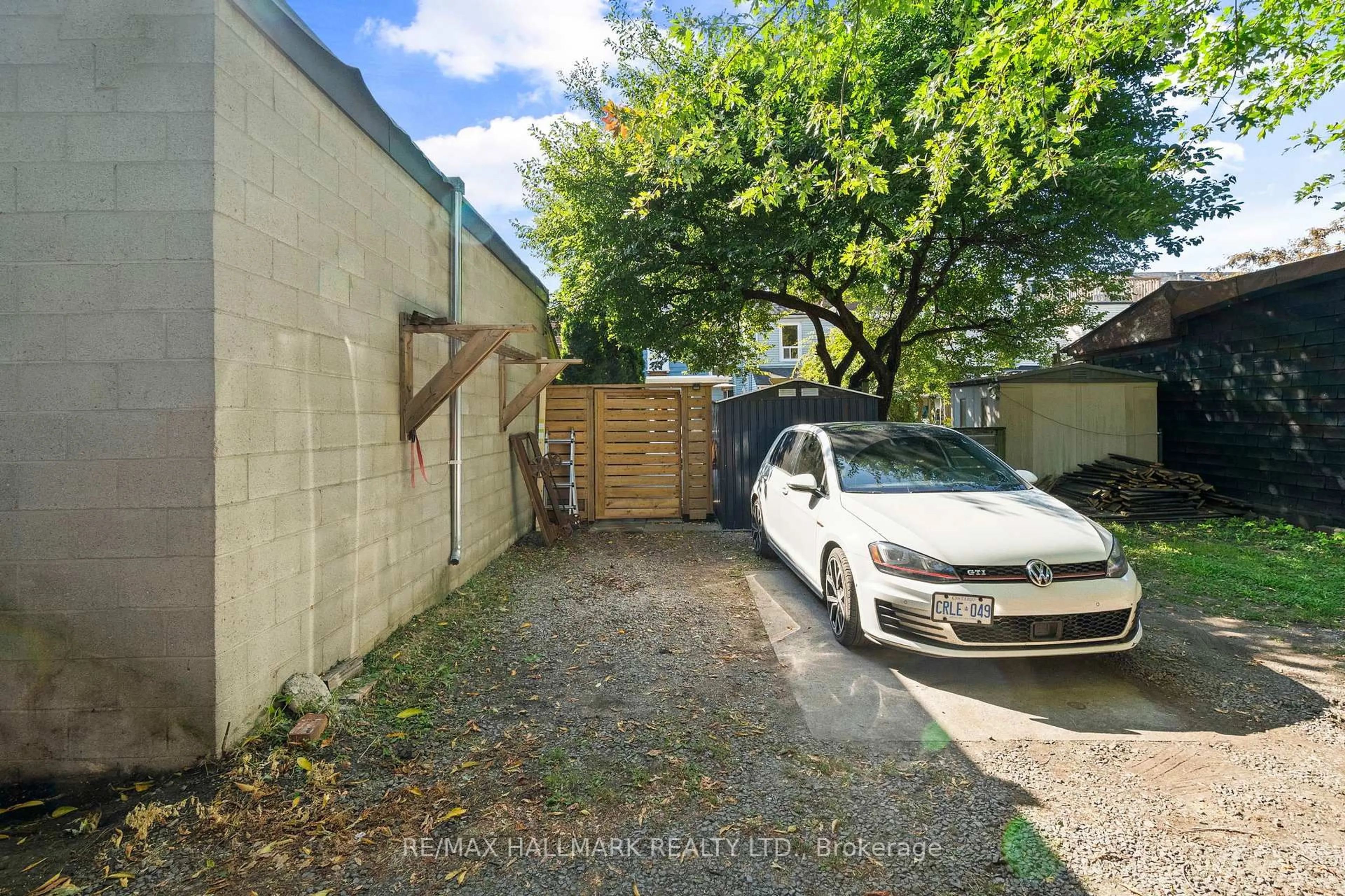 A pic from outside/outdoor area/front of a property/back of a property/a pic from drone, street for 162 Maria St, Toronto Ontario M6P 1W4
