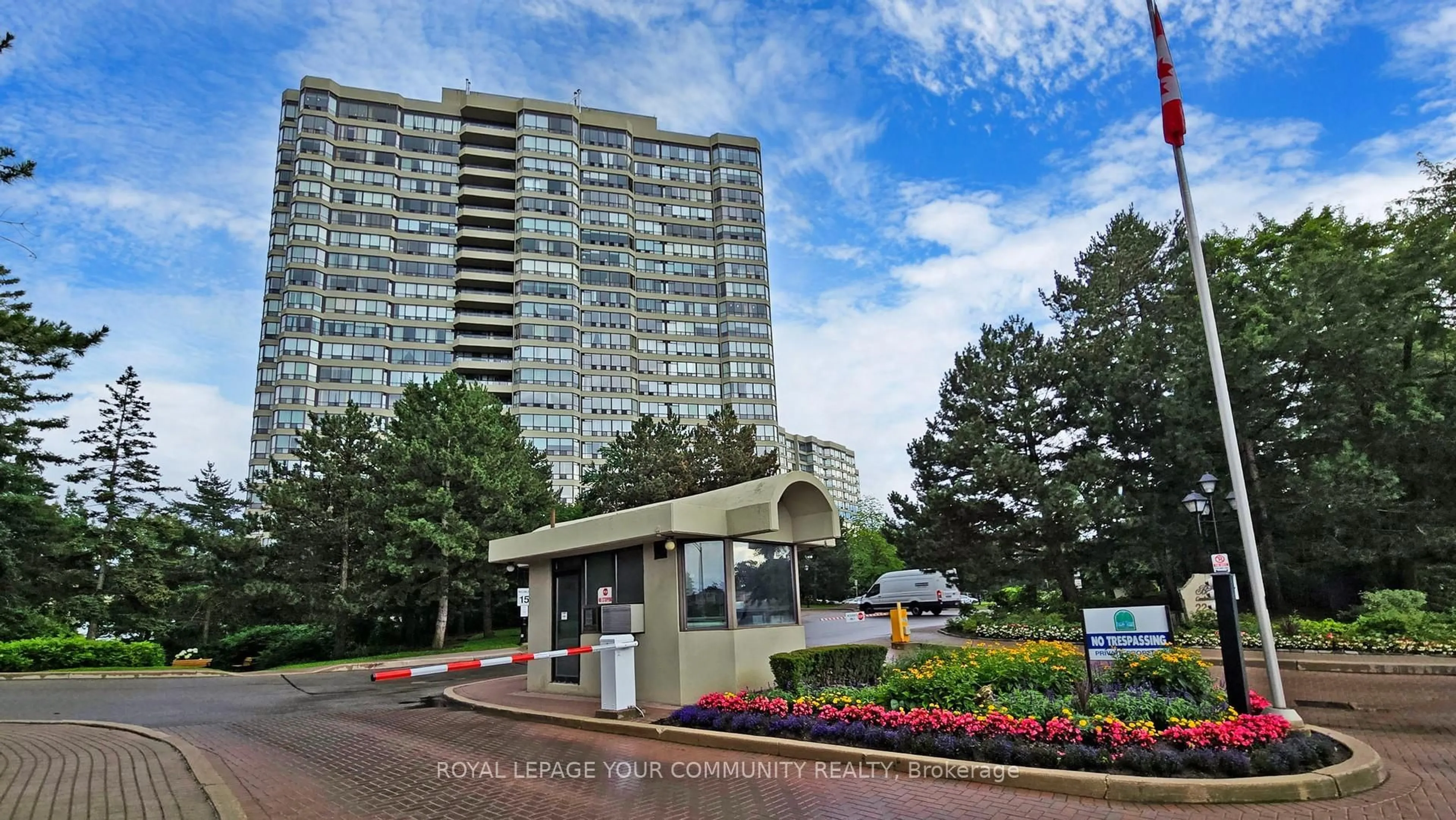 Indoor foyer for 24 Hanover Rd #404, Brampton Ontario L6S 5K8