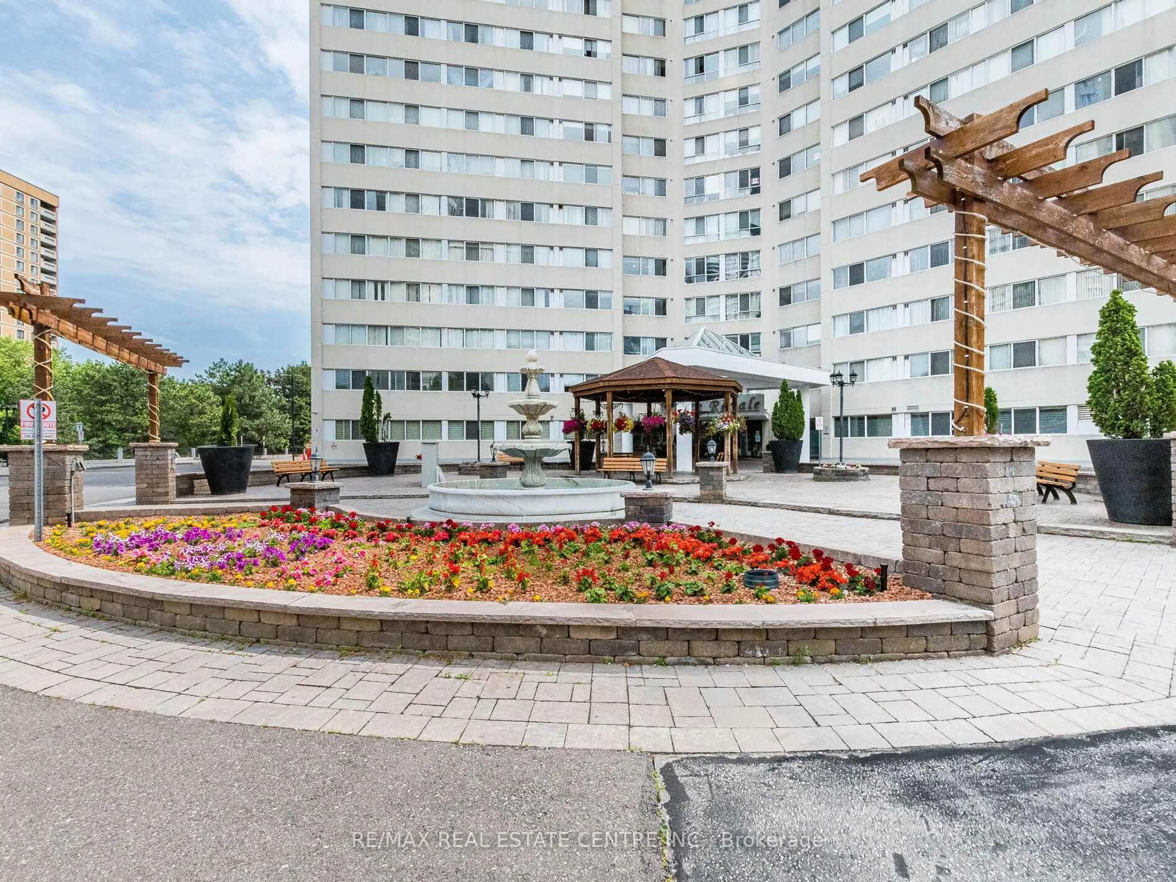 Patio, unknown for 3695 Kaneff Cres #211, Mississauga Ontario L5A 4B6