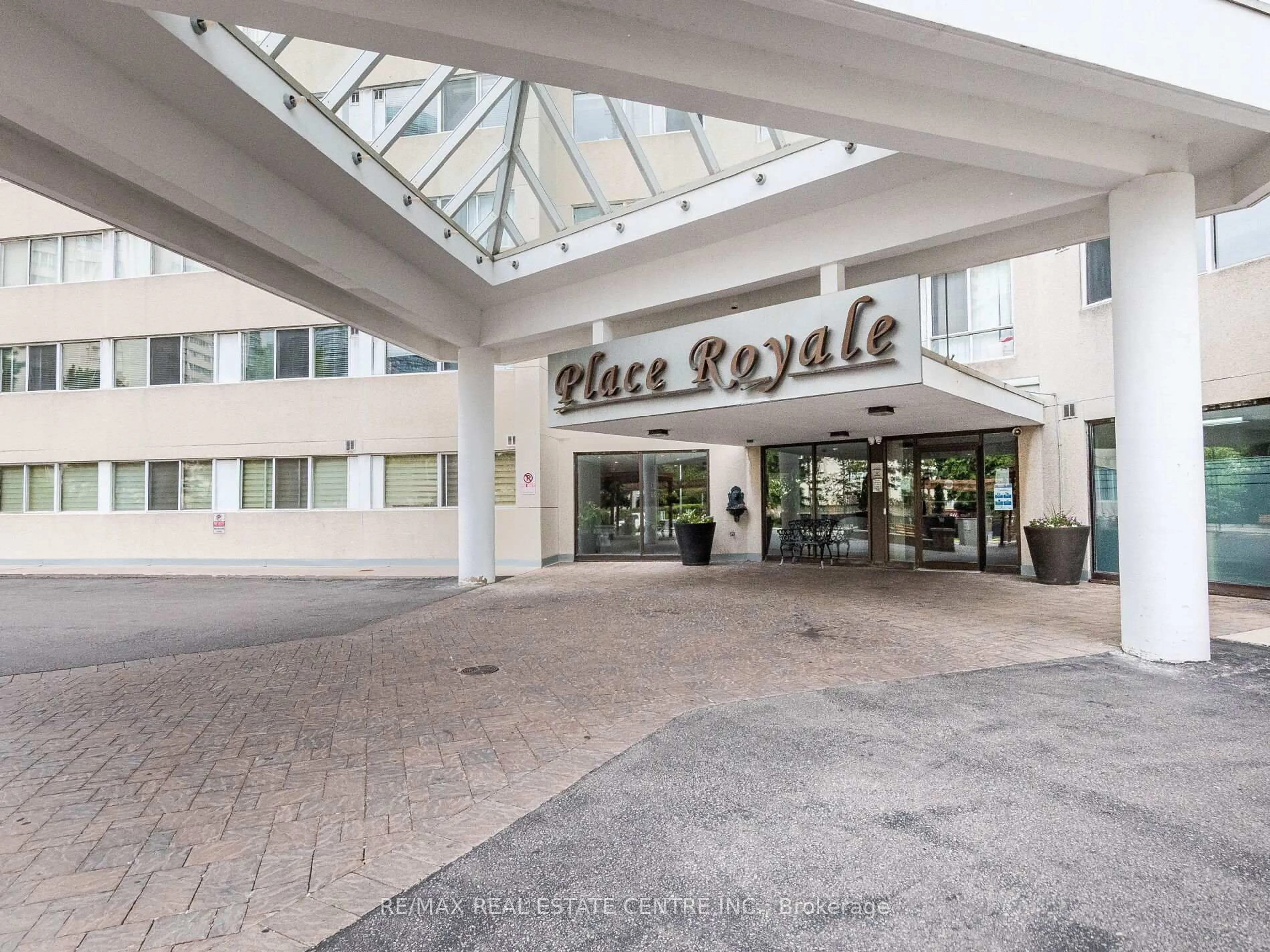 Indoor foyer for 3695 Kaneff Cres #211, Mississauga Ontario L5A 4B6
