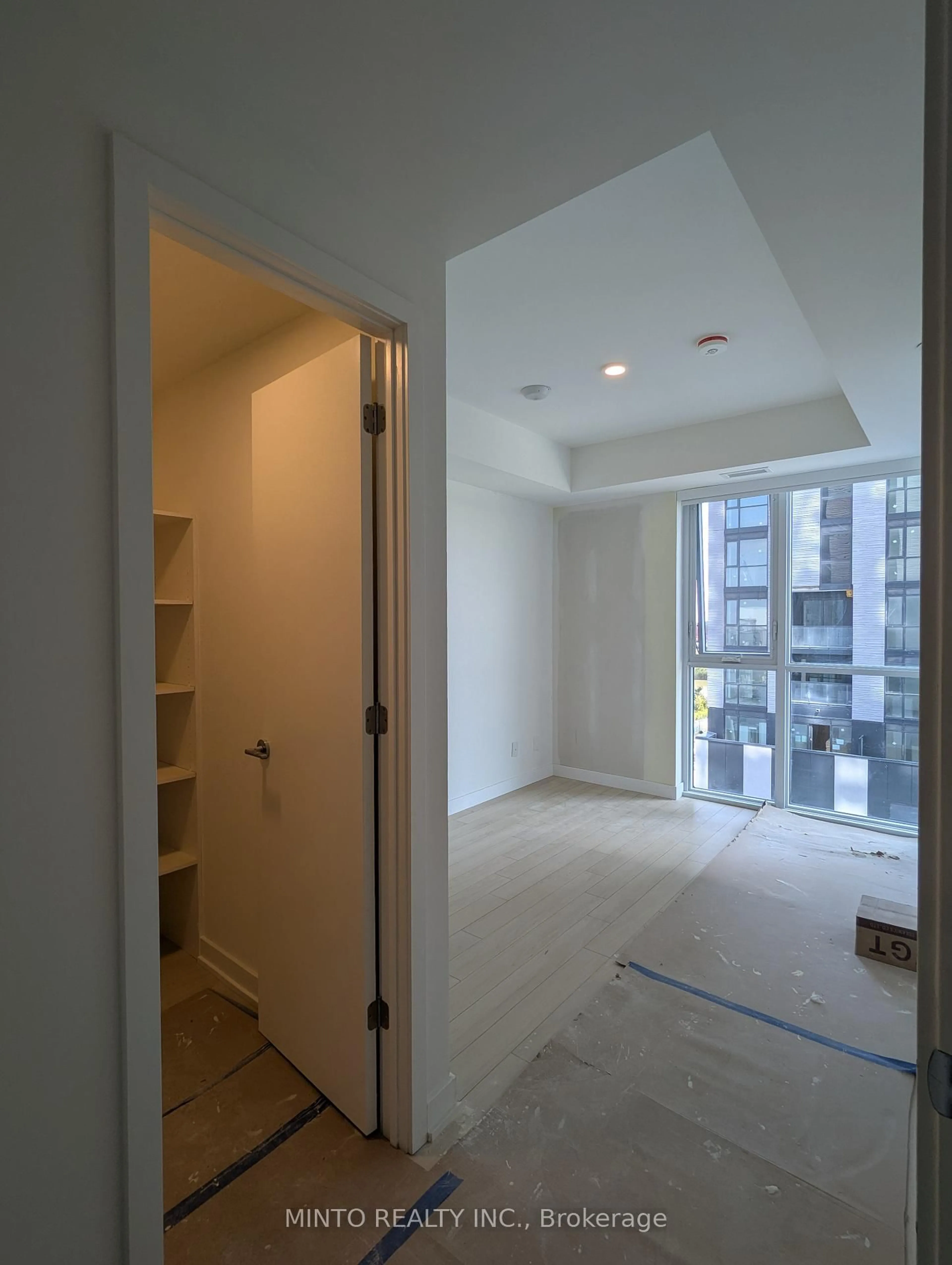 Indoor foyer for 3079 Trafalgar Rd #511, Oakville Ontario L6H 8C5