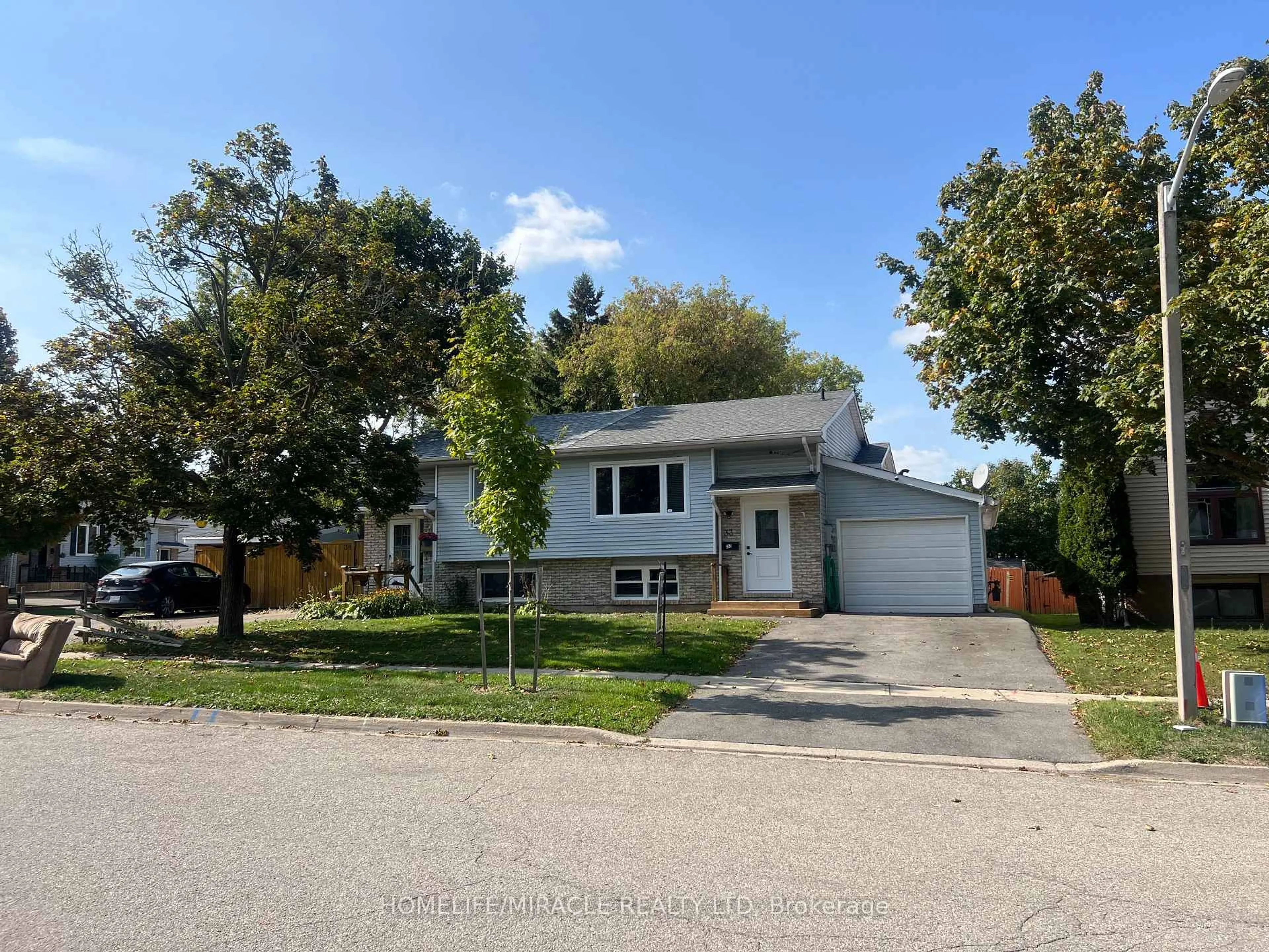 Home with vinyl exterior material, street for 33 Quarry Dr, Orangeville Ontario L9W 3S6