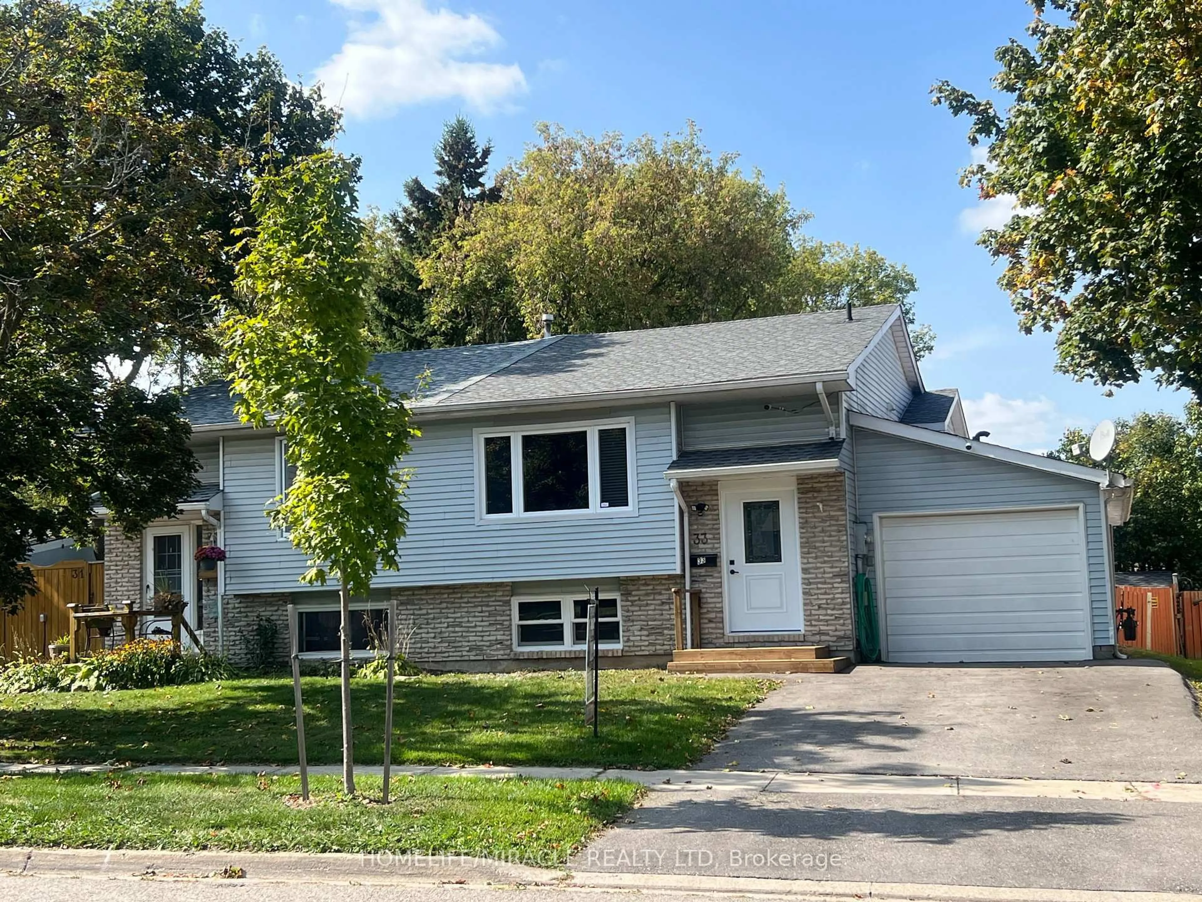 Home with vinyl exterior material, street for 33 Quarry Dr, Orangeville Ontario L9W 3S6