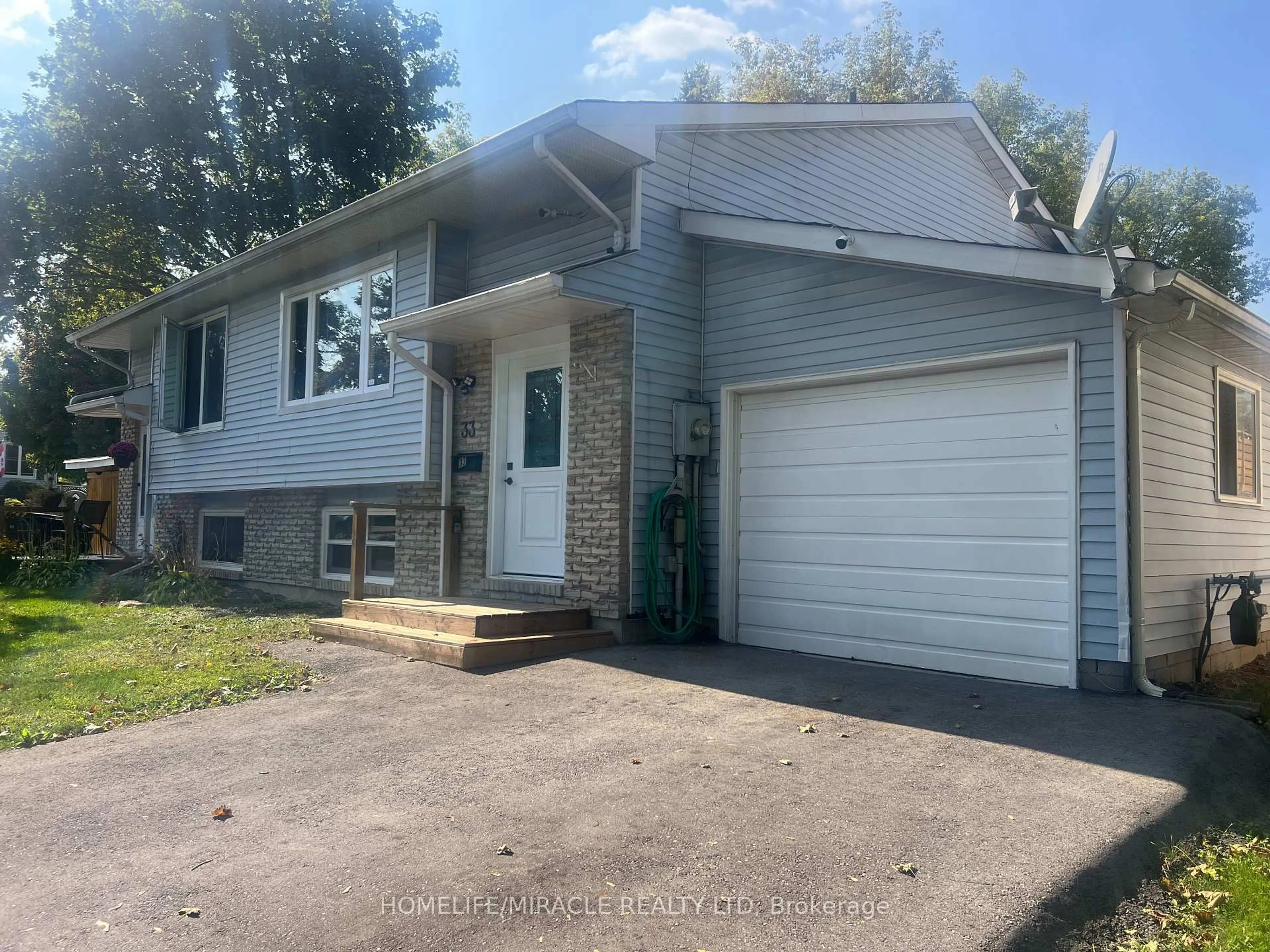 Home with vinyl exterior material, street for 33 Quarry Dr, Orangeville Ontario L9W 3S6