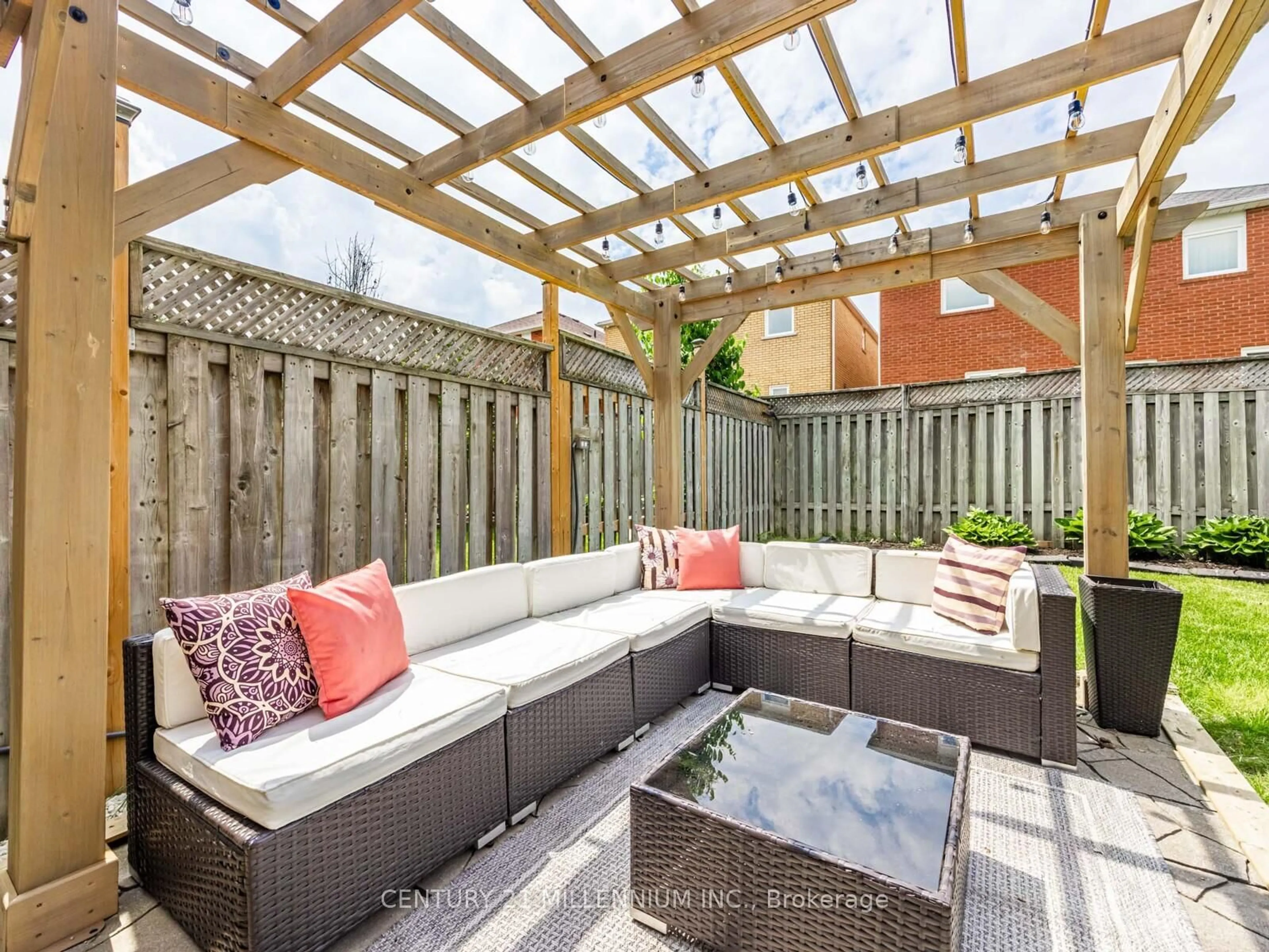 Patio, street for 325 Marshall Cres, Orangeville Ontario L9W 4Y3