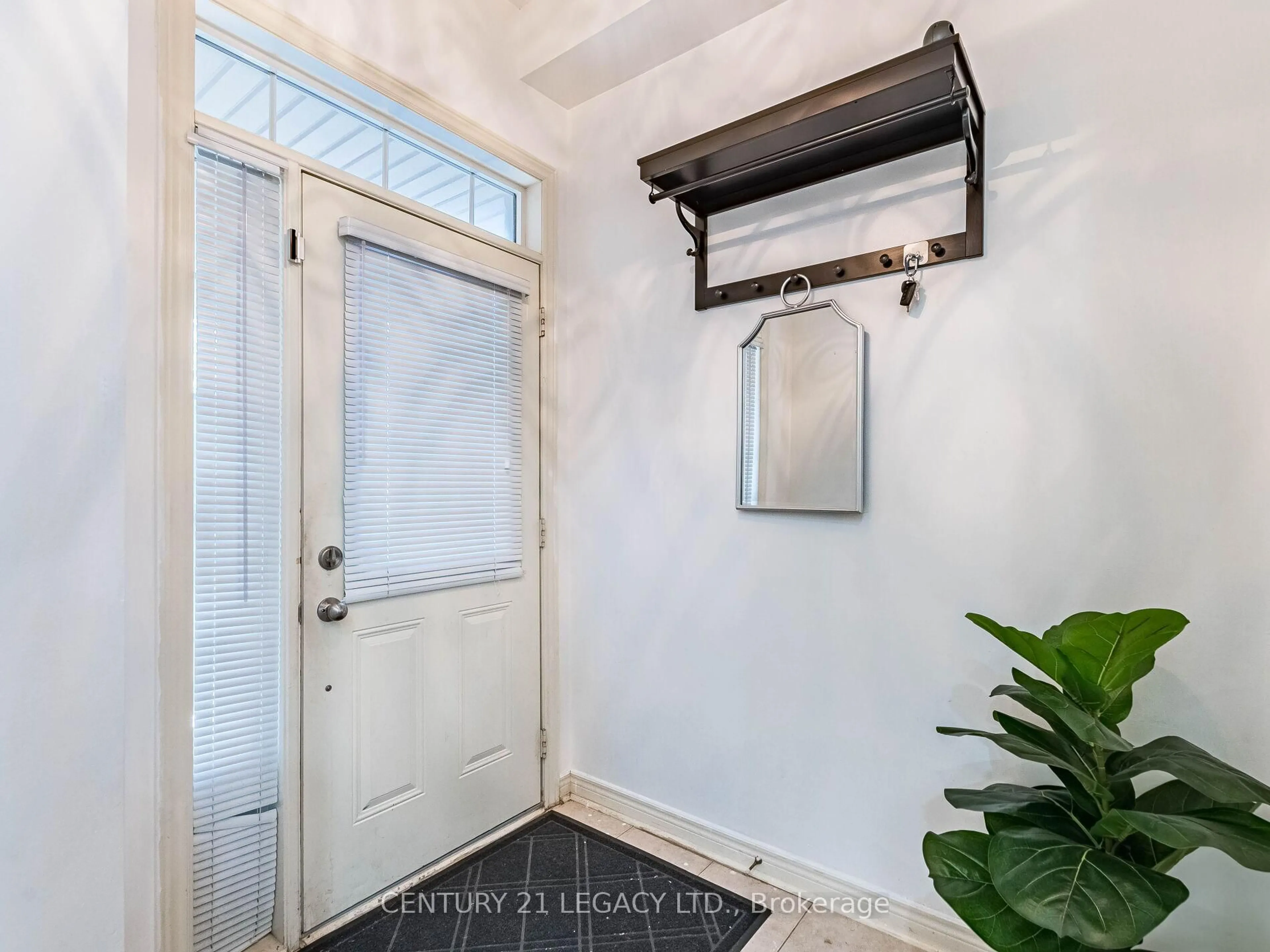 Indoor entryway for 674 Coach Dr, Mississauga Ontario L5R 0C6