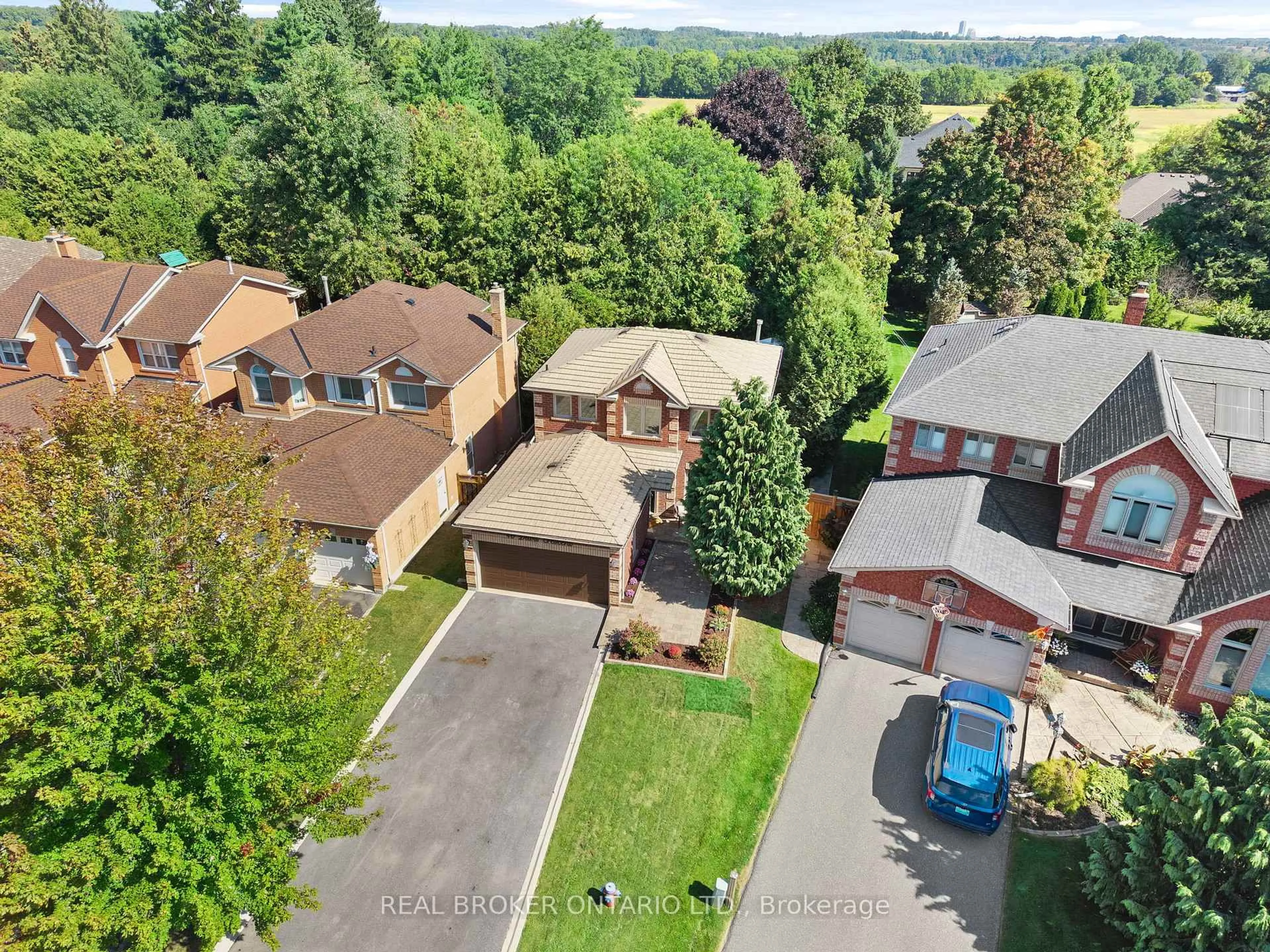 A pic from outside/outdoor area/front of a property/back of a property/a pic from drone, street for 40 Davis Cres, Halton Hills Ontario L7G 5P5