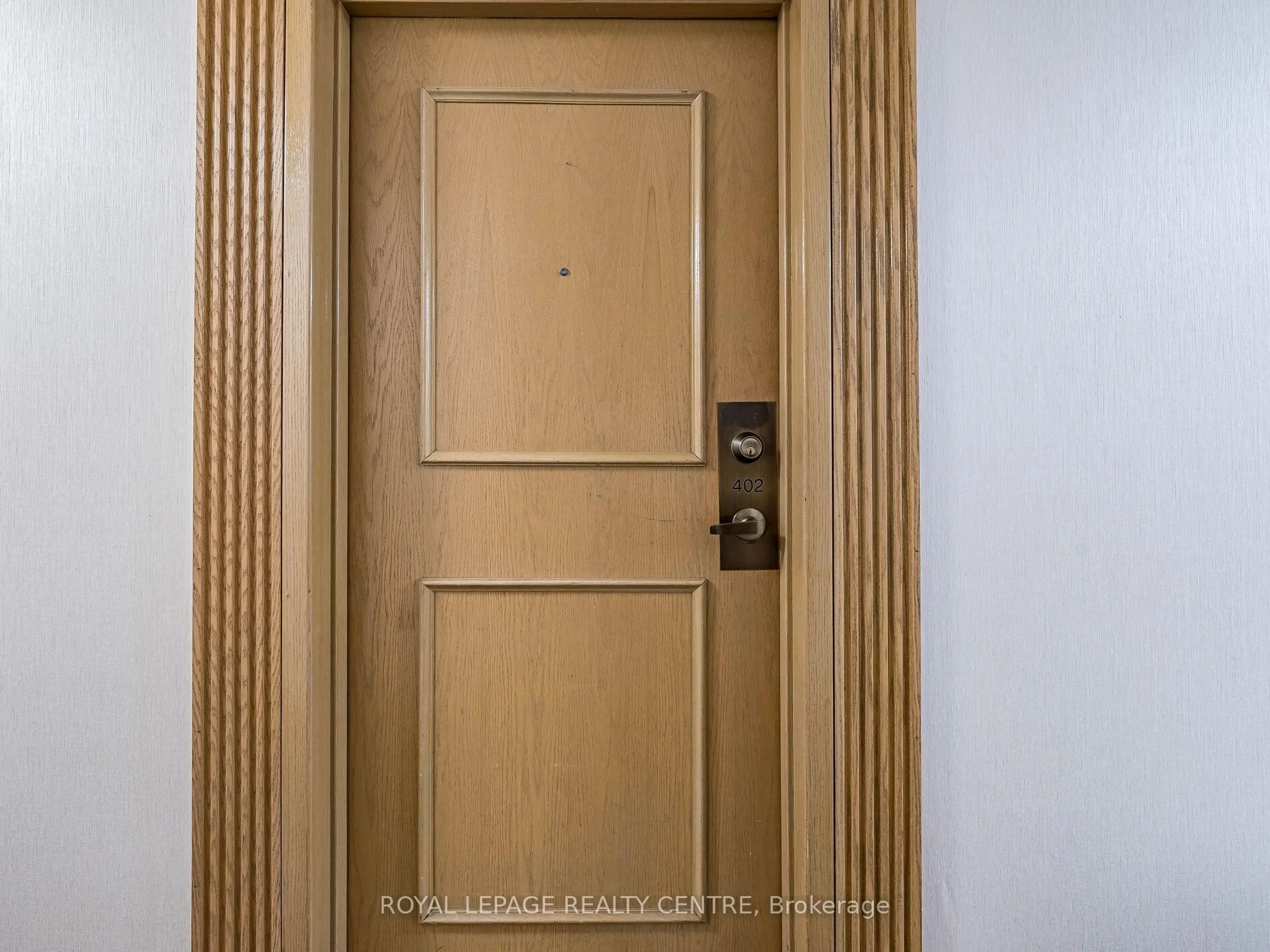 Indoor entryway for 20 Southport St #402, Toronto Ontario M6S 4Y8