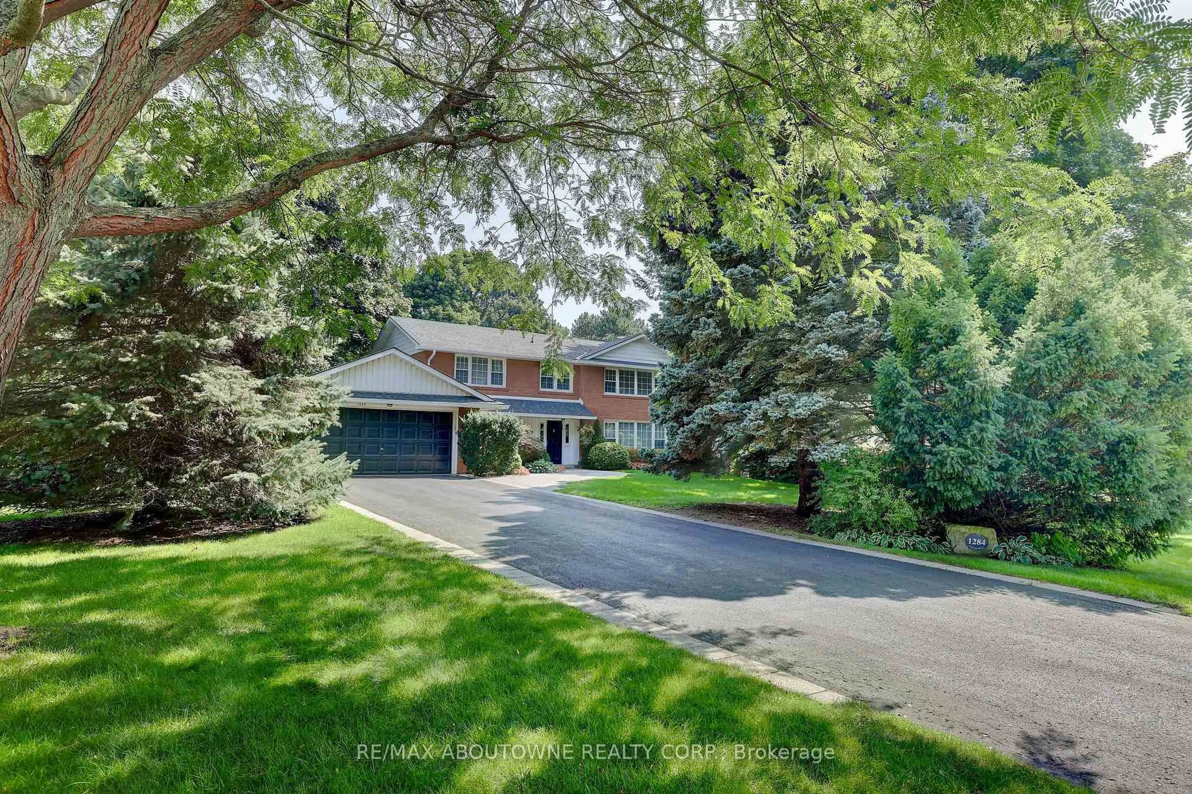 A pic from outside/outdoor area/front of a property/back of a property/a pic from drone, street for 1284 Cleaver Dr, Oakville Ontario L6J 1W3