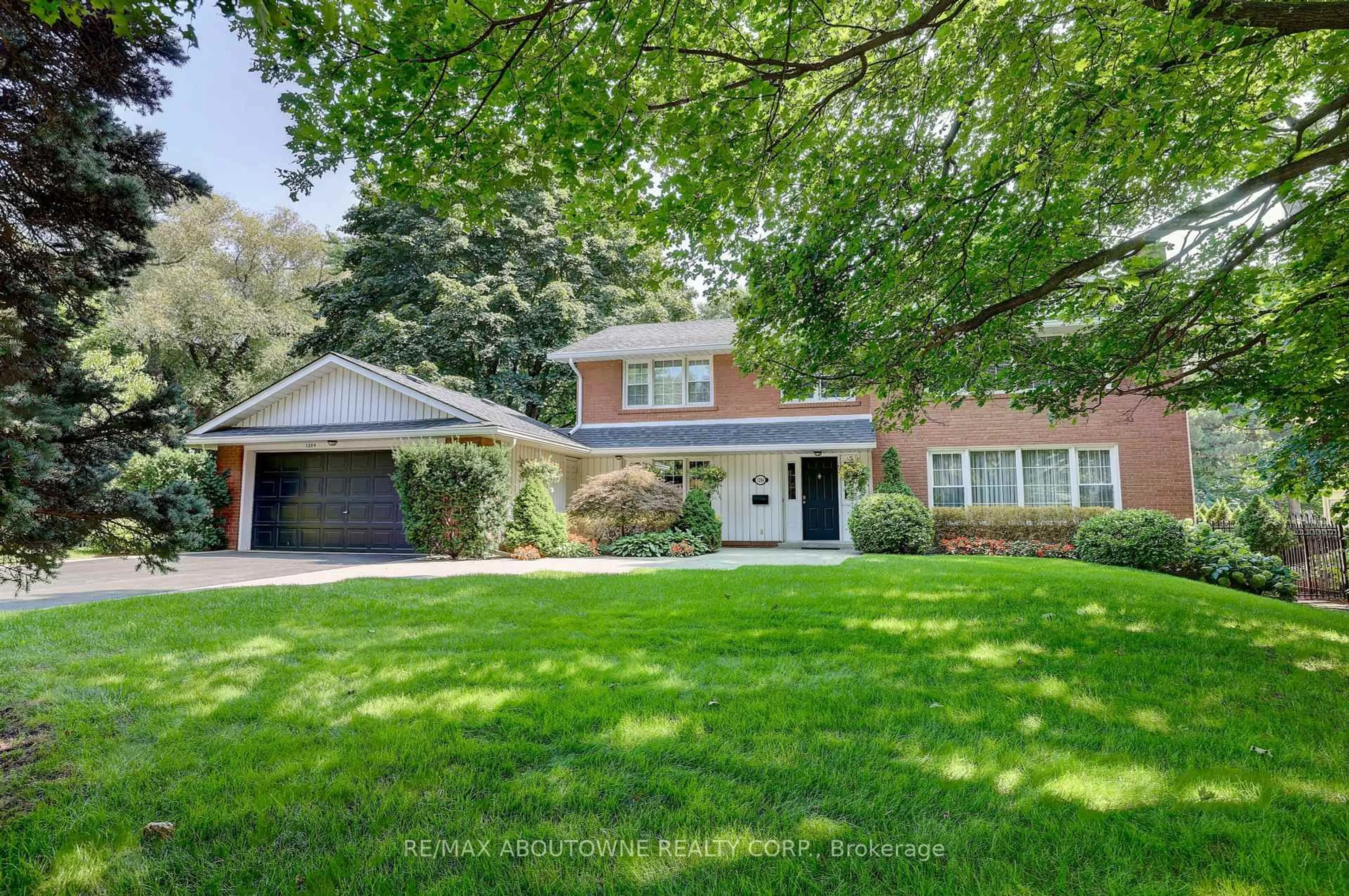 Home with vinyl exterior material, street for 1284 Cleaver Dr, Oakville Ontario L6J 1W3