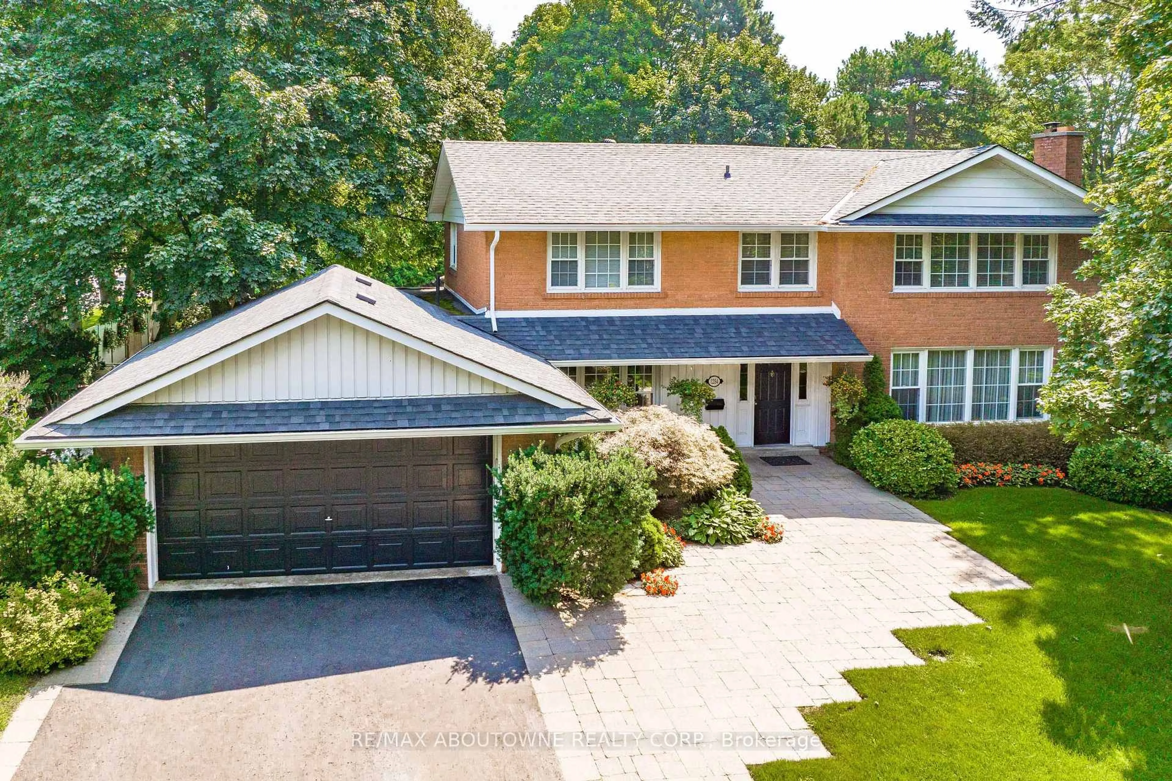 A pic from outside/outdoor area/front of a property/back of a property/a pic from drone, street for 1284 Cleaver Dr, Oakville Ontario L6J 1W3
